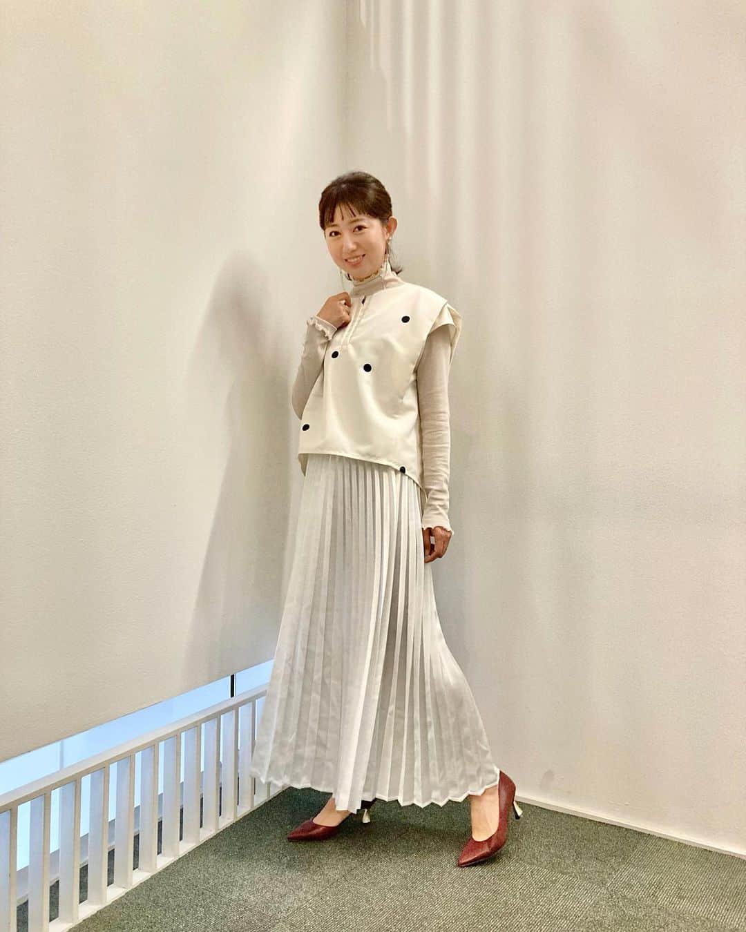 豊崎由里絵のインスタグラム：「. 今日から4月！🌸 今年度最初のお仕事は ABCテレビ「正義のミカタ」でした〜👏 なんと！今回からTVer配信が始まりました！ 関西以外の皆さまも、 ぜひチェックしてくださいね〜🌷  衣装はこちら✨ ブラウス シアータートル スカート @cest_moi_official  スタイリスト @stylist_franc @nozomi__yamashita  は〜たくさん笑った！ 急いで帰って公園でお花見します💕」