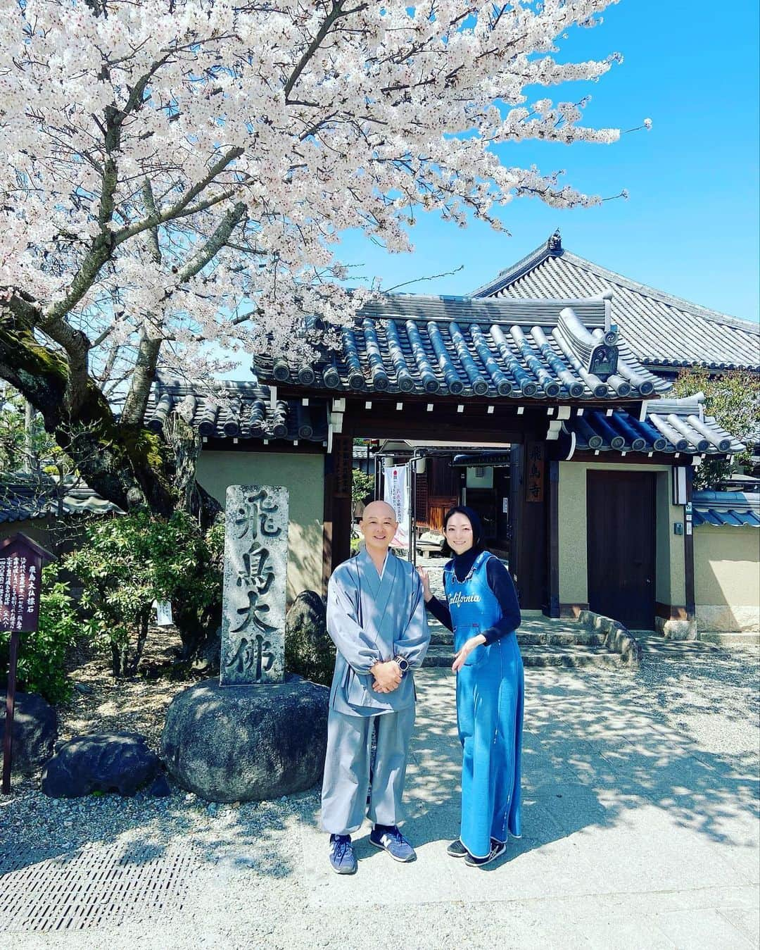 松本英子のインスタグラム：「ー飛鳥寺ー  KIKI-TABIラジオ取材でご住職の植島寶照さんとご縁いただいたのが2015年。  その後、息子や友人家族を連れて2年前にも訪れ、今回は3度目となりました。 いつも子供たちにも分かりやすく御法話下さるので、私も毎度楽しく学ばせて頂いてます♪  桜🌸満開で美しい飛鳥寺でした...  #飛鳥寺 #明日香村 #奈良 #大仏様」