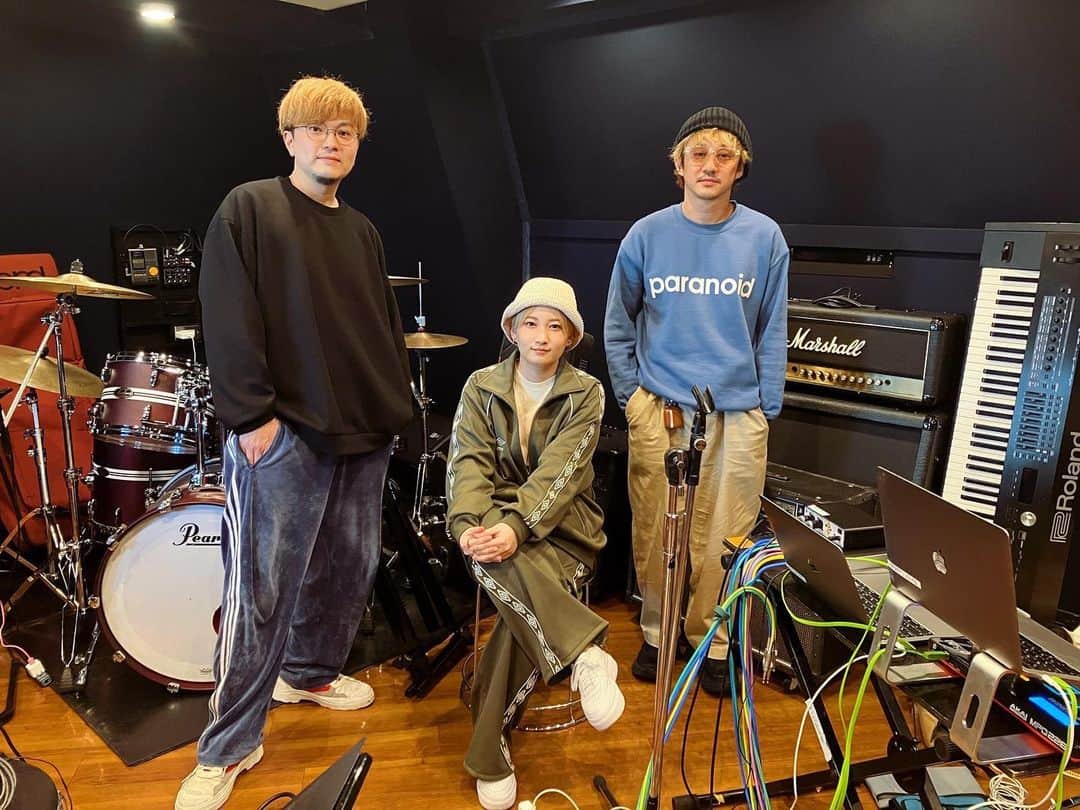 のインスタグラム：「明日はライブ！又吉直樹さんの出演(朗読)も決定🎉 今回は初の3人編成にてお届けします！アコースティックとはまた違う、踊れる編成です。お楽しみに😊 サプライズも準備してるので、是非遊びに来てね！  グッズは16:00〜販売予定！  4/2(日)渋谷WWW X 『IN THE FLIGHT inc. 7th anniversary Vol.1 - SPOT LIGHT -』  [ LIVE ] おかもとえみ 佐藤千亜妃 eill kojikoji RUNG HYANG  (OA)bane  [ DJ ]AKKO  [ GUEST ]又吉直樹  OPEN 16:00 START 17:00」
