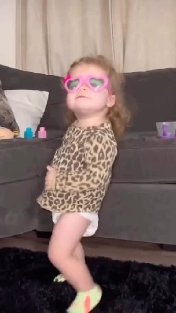 のインスタグラム：「Friday. 😎 . 👧🏼: steadymommin/TT」