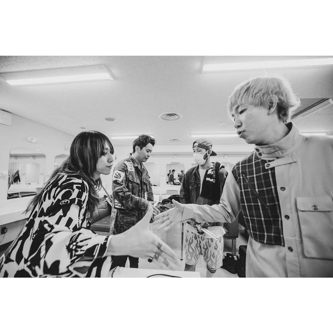のインスタグラム：「おかげさまで19年目突入。改めて、いつもありがとう。  写真 @cazrowaoki   #superbeaver #18周年 #㊗️」
