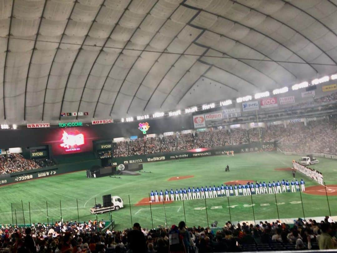 佐藤由季さんのインスタグラム写真 - (佐藤由季Instagram)「⚾️🧡 8年間のキャッチボール ありがとうございました🎤 いつまでも最高のファミリーです🤝  昨日の色々な悔しさをエネルギーに変えて‼︎ アデ兄さん⚾︎託しました🎤 13:30のアデータから📺 変わらぬジャイアンツ愛で いつでもどこにいても #withfans 🧡 応援し続けます🔥 そしていつ呼ばれても良いように、 いつでもジャイアンツファンの皆さんに お会いできるように、準備しておきます📝  #プロ野球 #開幕  #giantsPP  #日テレジータス  #場内リポート  #続けたかったな  #ジャイアンツファン の一員には変わりません #佐藤由季  #またバッテリーを組めますように ⚾️ #マイクチェックで結婚おめでとうをしてくださいました 🫣 #嬉し恥ずかし  #アナウンサーを辞める訳ではありません 😂🙏」4月1日 12時29分 - yukisato0710