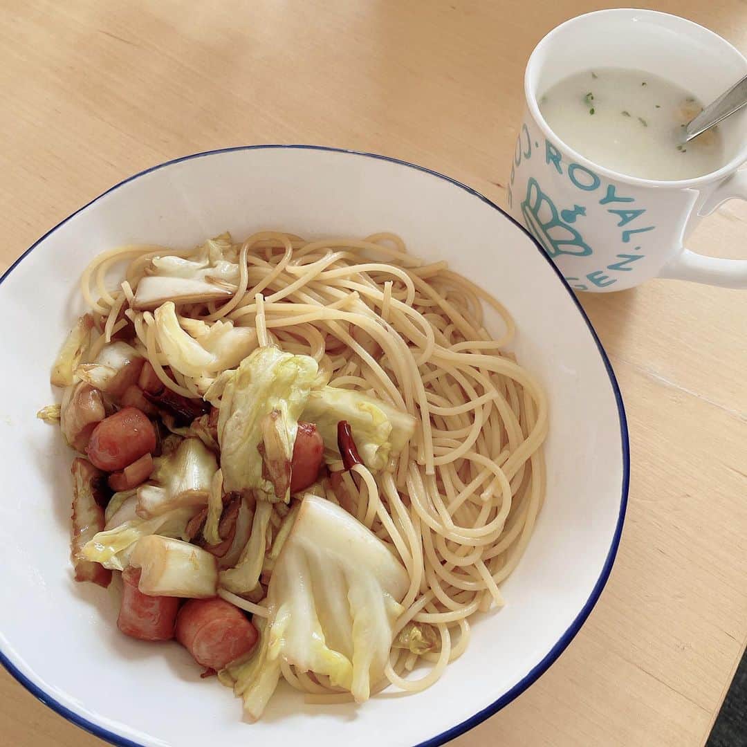 ただすけのインスタグラム：「先日のインスタライブで「自炊最近してないんですか〜？」みたいなコメントを散見したのですが、してない訳じゃなく載せられる様な食べ方をしてなかっただけなんです。 今日は載せても良い感じに作りました😏」