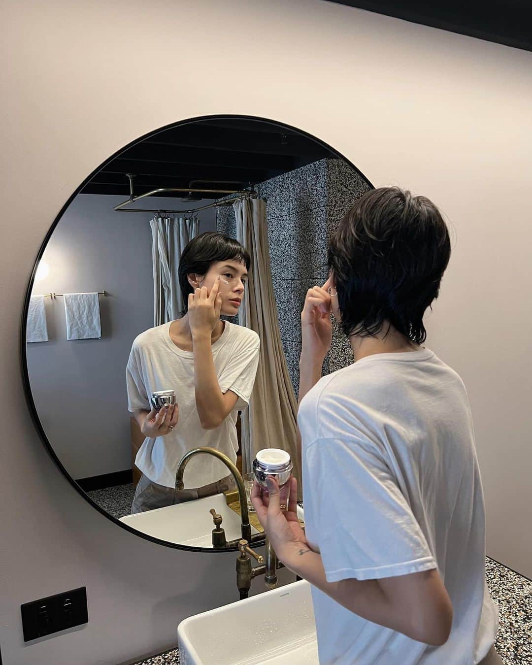 大屋夏南のインスタグラム：「Over 300 types of Peptides, Hyaluronic Acid and Niacinamide in one cream 🤌🏼  ランコムの新しいクリーム触ったらこっくりしてるのに、塗ったら肌にサッと馴染んで仕上がりサラッサラ😳なのにちゃーんと保湿。これはかなりの新感覚👀  ベタつきたくないけど日差しやクーラーで実はすごく乾燥するから、しっかり保湿したいこれからの季節にピッタリ☀️ 300種類のペプチド、ヒアルロン酸、ナイアシンアミドなど今注目の成分がたっぷり配合されてるのも嬉しい💫  #ランコム #レネルジーHPNクリーム #300ペプチドの恵み #PR」