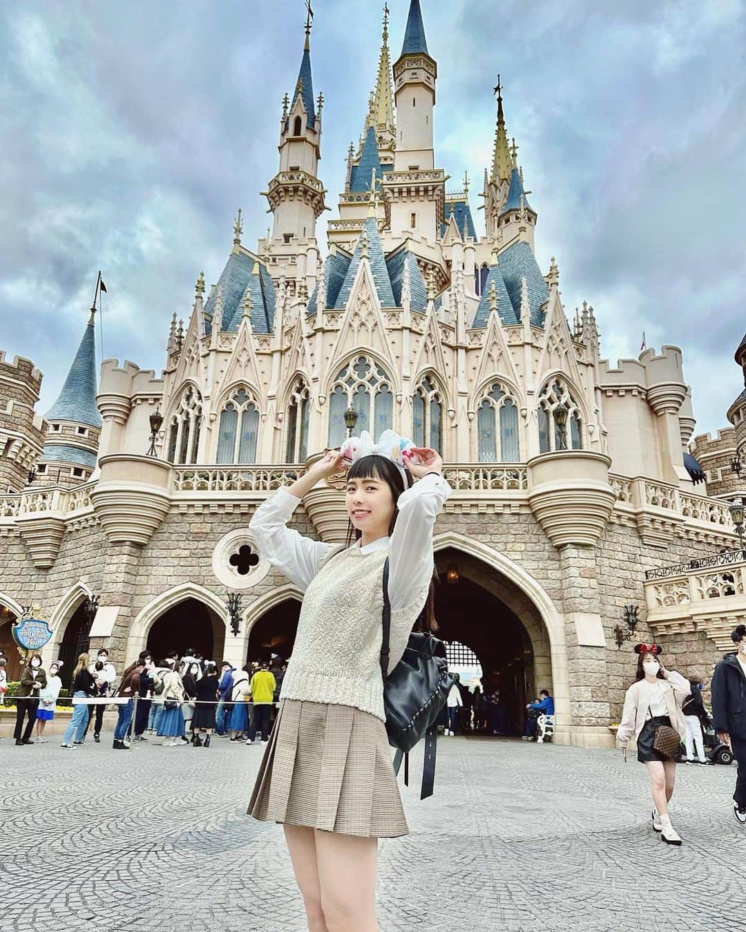 Dewi Chienのインスタグラム：「🏰 去Disney那麼多次居然第一次來land！賴先生說：land最經典還有城堡可以拍照，當然要去land啊～於是⋯他就在這前面拍了快兩百張（不是旁邊一堆人？就是為了拍完整城堡身高被廣角拉到像190？  他應該很後悔😂😂😂🤣🤣🤣 #跟我最後一樣ㄎㄧㄤ」