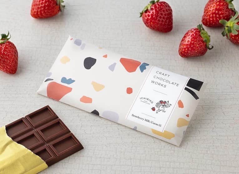 CRAFT CHOCOLATE WORKSさんのインスタグラム写真 - (CRAFT CHOCOLATE WORKSInstagram)「. いちごのチョコレートが残りわずかとなりました。  いちびこさんとコラボレーションした チョコレートが週明けくらいには 完売となりそうです。 . . 私たちも好きなので追加製造したいくらいです。 . . . @ichibiko_official_  #ichibiko  #craftchocolate  #beantobar #いちびこ #クラフトチョコレート #ビーントゥバー」4月1日 12時43分 - craft_chocolate_works