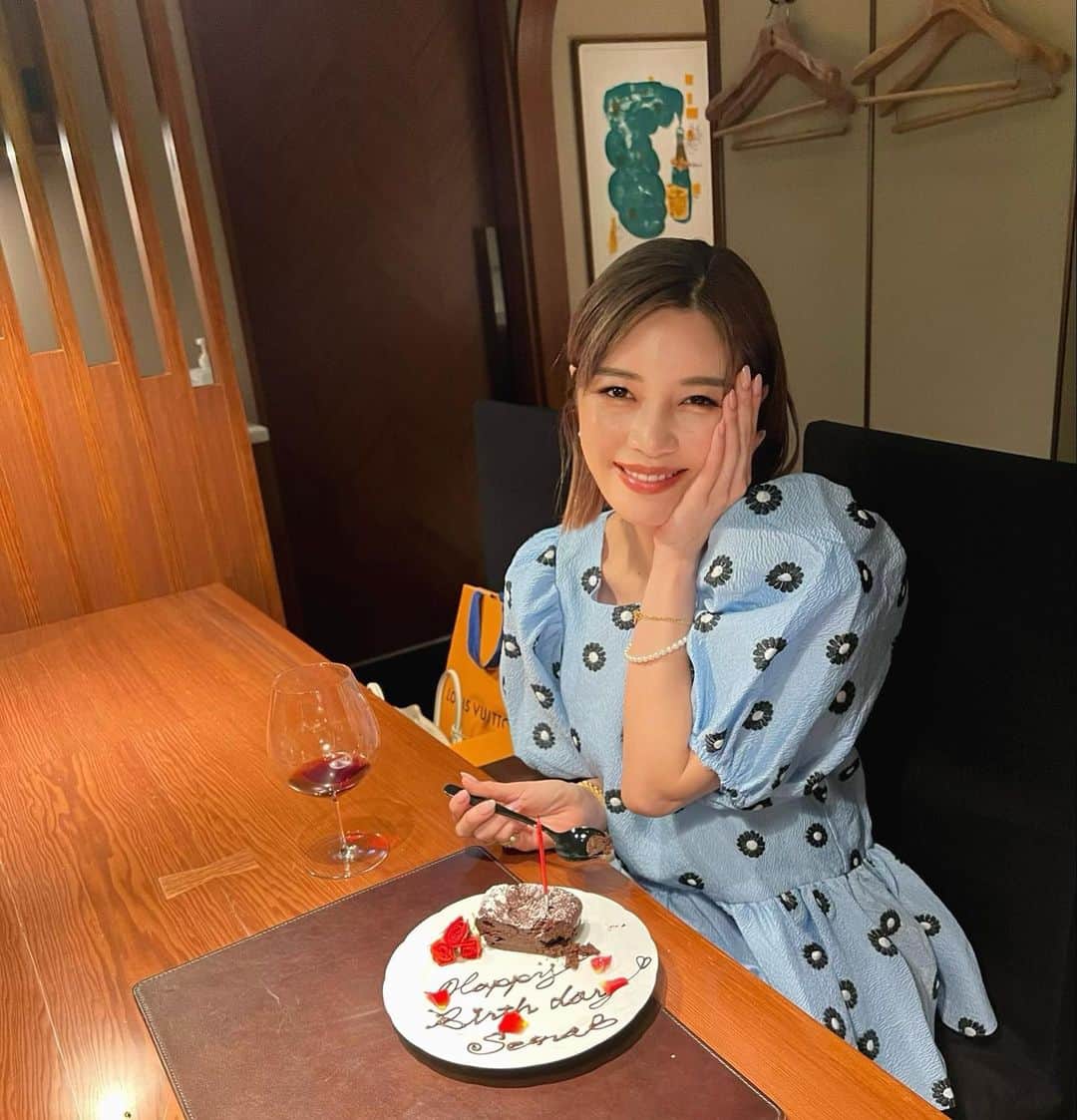 島袋聖南のインスタグラム：「ひと足先にお祝いして貰っちゃった🫶💕 ありがとうございます☺️👏 てか、私いくつ！？って毎年なるw いつからか歳数えるのやめたっぽい🤣」