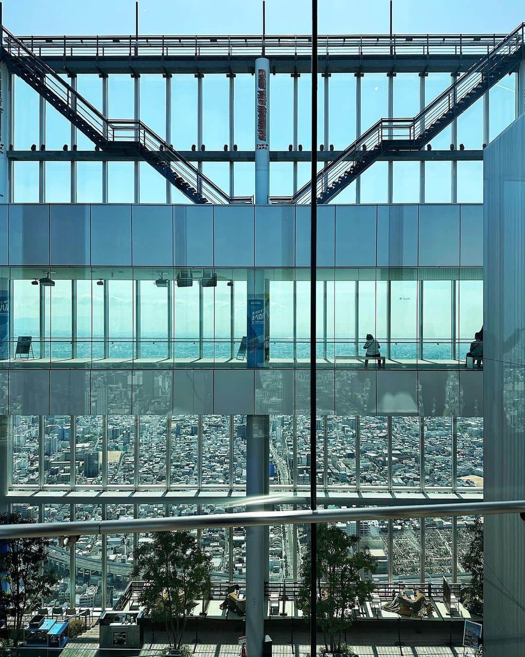 七野李冴さんのインスタグラム写真 - (七野李冴Instagram)「The view of Harukas300🏙  大阪で初めて #あべのハルカス へ。  空港の滑走路をイメージしたエレベーターが、飛行機好きにはたまらない演出だった🛫  前日は雨だったんだけど、この日はスカッと晴れてくれて 通天閣より高いところから大阪を眺められました🫣  建築も美しく、高いところ好きな私は 今度ここの中庭のテラスでゆっくりカフェしたいなぁ…なんて思ったり！  大体高いところでやる わぁ！と驚かすやつで しっかり驚いてくれる @ayakalarrison と😎  Long T-shirt @dr_denim_japan  Onepiece @ropepicnic_official  Shoes @katimshoes   #abenoharukas #harukas300 #ハルカス300 #大阪観光 #大阪観光スポット #あべのハルカス展望台 #展望台からの景色 #展望台デッキ #絶景スポット #絶景ポイント #絶景スポット巡り #大阪旅行 #旅行コーデ #旅コーデ #旅行ファッション #旅ファッション #ワンピース好き #ropepicnic #旅行服 #旅服 #risastripinosaka」4月1日 12時53分 - risaaxoxo