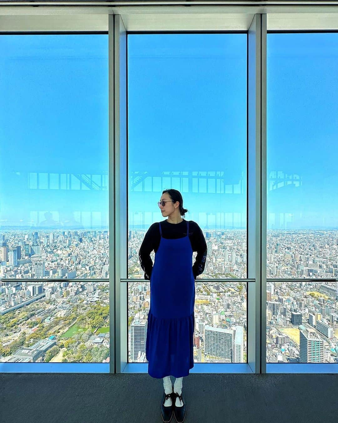 七野李冴のインスタグラム：「The view of Harukas300🏙  大阪で初めて #あべのハルカス へ。  空港の滑走路をイメージしたエレベーターが、飛行機好きにはたまらない演出だった🛫  前日は雨だったんだけど、この日はスカッと晴れてくれて 通天閣より高いところから大阪を眺められました🫣  建築も美しく、高いところ好きな私は 今度ここの中庭のテラスでゆっくりカフェしたいなぁ…なんて思ったり！  大体高いところでやる わぁ！と驚かすやつで しっかり驚いてくれる @ayakalarrison と😎  Long T-shirt @dr_denim_japan  Onepiece @ropepicnic_official  Shoes @katimshoes   #abenoharukas #harukas300 #ハルカス300 #大阪観光 #大阪観光スポット #あべのハルカス展望台 #展望台からの景色 #展望台デッキ #絶景スポット #絶景ポイント #絶景スポット巡り #大阪旅行 #旅行コーデ #旅コーデ #旅行ファッション #旅ファッション #ワンピース好き #ropepicnic #旅行服 #旅服 #risastripinosaka」