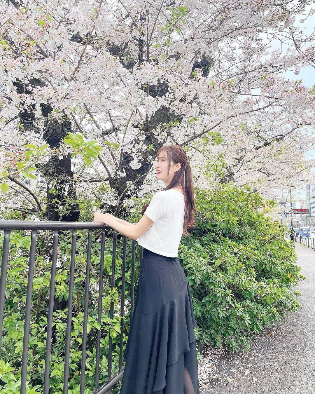 阿部菜渚美のインスタグラム：「𝟒月🌸🌸 新年度になりますが、皆様にとって 良いスタートになりますように😌✨ 私も気持ちを新たに頑張ります！⋆⑅  実家の船橋へ続く、総武線が見える通りは なんだか落ち着く場所です(´˘`*)🚃  #4月 #新年度 #桜  #飯田橋 #canalcafe」