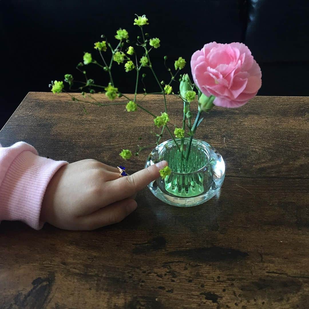 めぐさんのインスタグラム写真 - (めぐInstagram)「4月1日(𝚂𝚊𝚝) とっても良いお天気𖤣𖥧𖥣｡𖥧𖧧‎𓂃 𓈒𓏸 おやつは、冷凍ストックしていた スコーン｡·͜·｡  お花は、@koncent_shop さんの ミチクサと言う素敵な花器に生けてみました❁｡ﾟ プラスチックの剣山がセットになっていて 短いお花も綺麗に飾れます‎𓂃 𓈒𓏸  現在、投稿イベント『#KONCENTフラワーカップ2023』を開催しております。 KONCENTの花器を使ったアレンジメントを投稿していただき、「KONCENT 賞」に選ばれた方には5,000円分のクーポンを進呈する、というイベントです。 皆さんもぜひ参加して見てくださいね⺣̤̬‪‪❤︎‬  #花のある暮らし #KONCENTフラワーカップ2023」4月1日 12時54分 - me_guu_miii