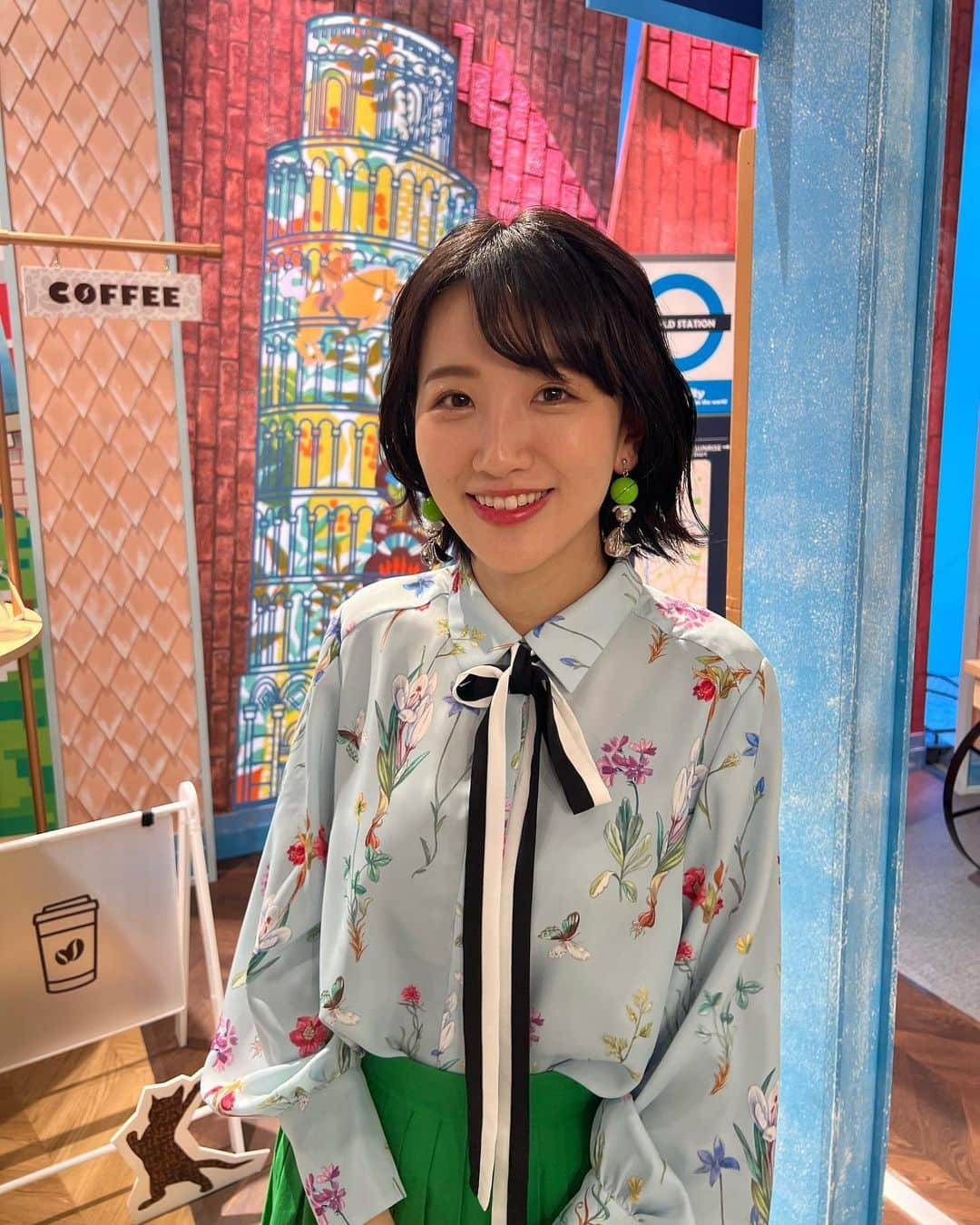 東留伽のインスタグラム：「スタジオが新しくなりました！💚 ． 美術部サッサさん、そして大道具さん小道具さんのこだわりが詰まっています。 ． ． お菓子にもtravel saladの文字が入っていたり、とにかく細かいところまで可愛らしいです。 ． ． 路面図を作るプロの方が作成してくださったそう。 遠くから見ると旅サラダの文字に…！(一番感動しました。 駅名が出演者の名前になっているのもポイントです。 ． ． ABC旧社屋時代に使われていたというピアノ。もちろん本物です。 アンティークな家具としてスタジオに復活✨ ． ． 芸の細かすぎる手仕事に感動しました。見えないところまで心を込めていて、私も日々の仕事を丁寧にがんばろうと思えました。笑 ． 素敵なスタジオを作ってくださりありがとうございます🫶 ． ． #旅サラダ #新スタジオ #美術さん #こだわりたっぷり」