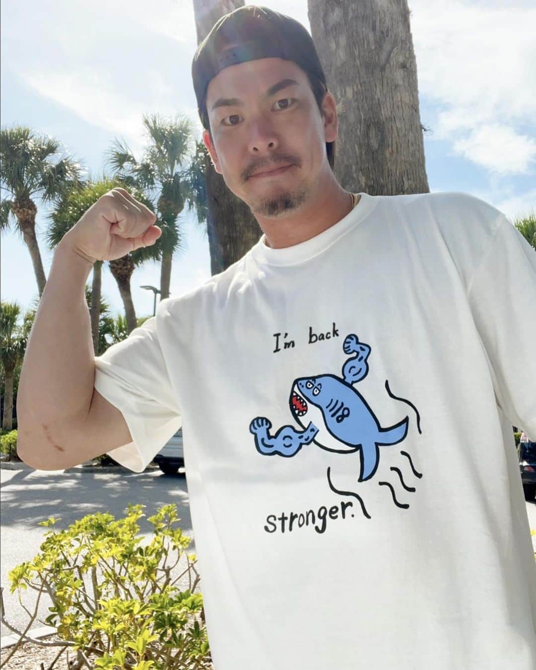 前田健太のインスタグラム：「マエケンオンラインストア 約一年ぶりの新作です🙇‍♂️  僕がリハビリ中に目標にしていた 手術前より強くなって戻る。 という事で 『 I'm back stronger』を入れさせて頂きました！ そして絵は、マッチョなサメです。笑  みなさんぜひ復帰最初の商品を記念に 買って頂けたら嬉しいです🙇‍♂️笑  Tシャツの色は初めてのバニラホワイトなのでかわいく着て頂けると思います😂  販売は数日後から受注販売させて頂きます！またストーリーに載せます！ 今回も収益はすべて寄付させて頂きます🙇‍♂️  @maeken_18_onlinestore   #マエケンオンラインストア #新作 #お久しぶりです #マッチョ #サメ #みなさん #着てください」