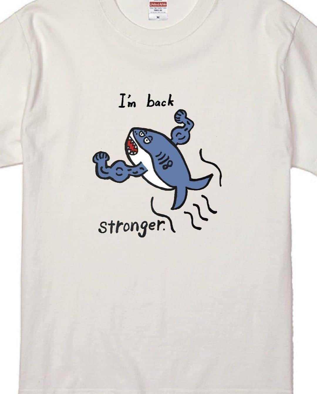 前田健太さんのインスタグラム写真 - (前田健太Instagram)「マエケンオンラインストア 約一年ぶりの新作です🙇‍♂️  僕がリハビリ中に目標にしていた 手術前より強くなって戻る。 という事で 『 I'm back stronger』を入れさせて頂きました！ そして絵は、マッチョなサメです。笑  みなさんぜひ復帰最初の商品を記念に 買って頂けたら嬉しいです🙇‍♂️笑  Tシャツの色は初めてのバニラホワイトなのでかわいく着て頂けると思います😂  販売は数日後から受注販売させて頂きます！またストーリーに載せます！ 今回も収益はすべて寄付させて頂きます🙇‍♂️  @maeken_18_onlinestore   #マエケンオンラインストア #新作 #お久しぶりです #マッチョ #サメ #みなさん #着てください」4月1日 13時22分 - 18_maeken