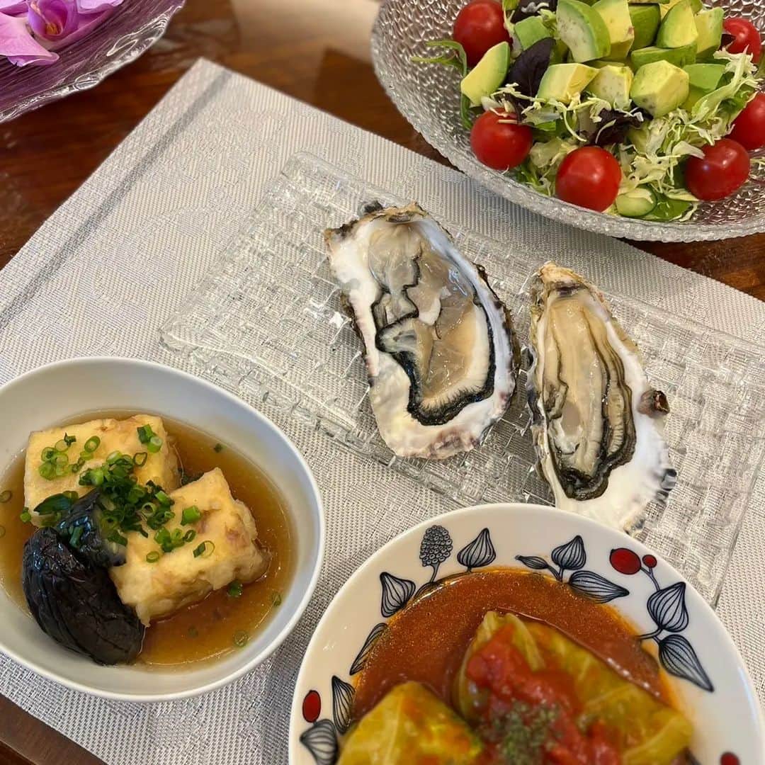 小林幸子さんのインスタグラム写真 - (小林幸子Instagram)「今日は暖かいですね☀ 東京では、お花見最後の週末になりそうですね🌸  久しぶりに、お食事をアップします🍺  最近の夕飯🍴  ロールキャベツ🥬 揚げ出し豆腐✨ アボカドサラダ🍅 生牡蠣🦪  昨夜の夕飯🍴  ほうれん草おひたし🥬 アクアパッツァ🐟 シーフードサラダ🍤  魚介大好きな、私の夕食でした‼️‼️  #sachikokobayashi  #小林幸子  #おうちごはん  #魚介好き  #特にエビ  #食器も大切  #ナハトマン」4月1日 13時17分 - kobayashi_sachiko_5884