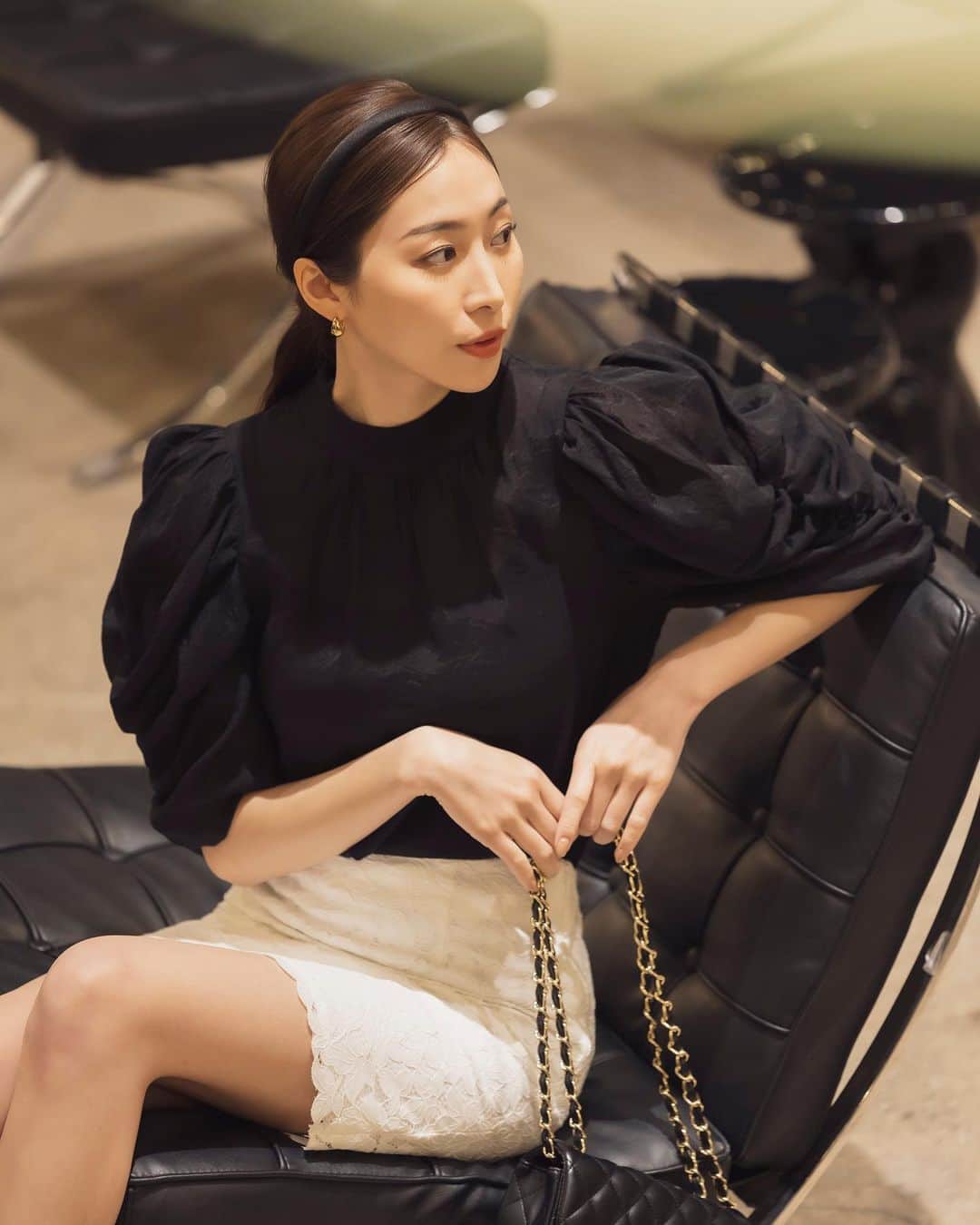 のインスタグラム：「𝑵𝒊𝒈𝒉𝒕 𝑶𝒖𝒕 𝒊𝒏 𝑻𝑶𝑲𝒀𝑶  "今夜のドレスコードはほんのり甘めなモノトーン"  #ギャザーボリュームスリーブブラウス <White, Pink, Blue, Black>  たっぷりの生地にギャザーを施した甘い袖が、ふんわりと腕を包み込んで顔周りを華やかにデザインした春ブラウス。  ややゆとりを持たせたスッキリとした身頃に、品のいいスタンドカラーで、大人にちょうど良い甘さに仕上げました。  #コードレーススカラップヘムミニスカート  <White, Navy, White/Green, White/Navy>  膝上丈のコンパクトなフォルムは装飾を付けず、素材感を楽しめるシンプルな面持ちに。  スカラップにカットされた裾に、さり気ない大人の甘さが宿ります。  ＿＿＿＿＿＿＿＿＿＿＿ ✔︎ @ambient_styling #AMBIENT #ambient_official #ambientstyle #アンビエント #お呼ばれコーデ #デート服 #ブラウス #モノトーンコーデ #女子会コーデ」