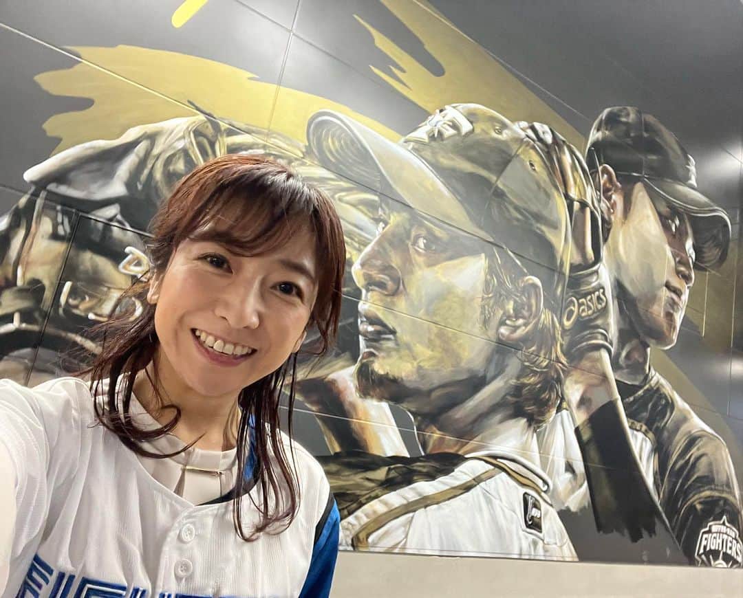 のインスタグラム：「ファイターズの新球場エスコンフィールド北海道⚾️  グラウンドが近い😳！ クラフトビールが美味しい🍺 応援の音色がよく響く📣  心躍る場所でした🥹✨  . . 開幕戦の日に初めて行ってきましたが、 オリンピックの開会式みたいなオープンニングも感動的🥹  ワクワク感がリアルな感動になり、ぐるっと一周しているだけでも楽しかった😊  飲食店は行列で、食べ歩きはできず…だったので また今度行くときにいろいろ楽しみたいです！ . . 開幕戦を白星で飾ることはできませんでしたが！ 今日こそは勝利を！！  #エスコンフィールド北海道 #北海道日本ハムファイターズ #ファイターズ #開幕戦 #TOWER11 #そらとしば #そらとしばplayballale #そらとしばbigflysaison #クラフトビール」
