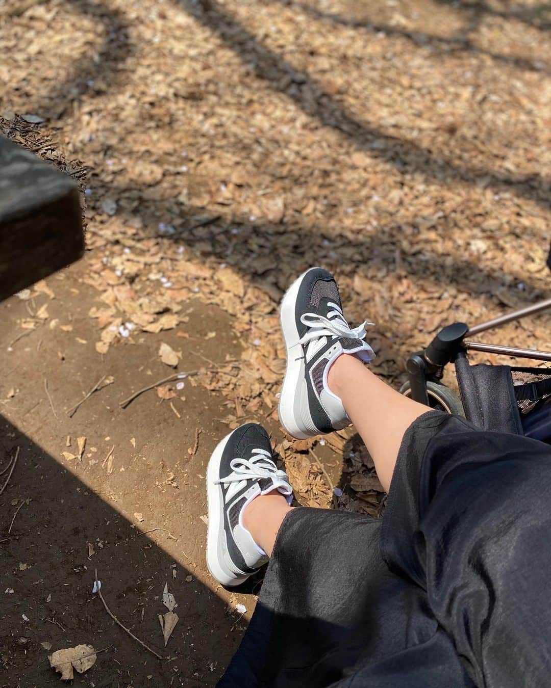 吉田愛璃のインスタグラム：「.  NBの厚底かわちぃ🫶  めっちゃ公園巡りな日々 遠くても1時間くらいのとこなら全然行くw 自然の中でのご飯て残飯でもなんでも美味しい🤣  #公園巡り #公園コーデ #ニューバランス #nb  #nb574 #男の子ママ #女の子ママ #2児のママ」