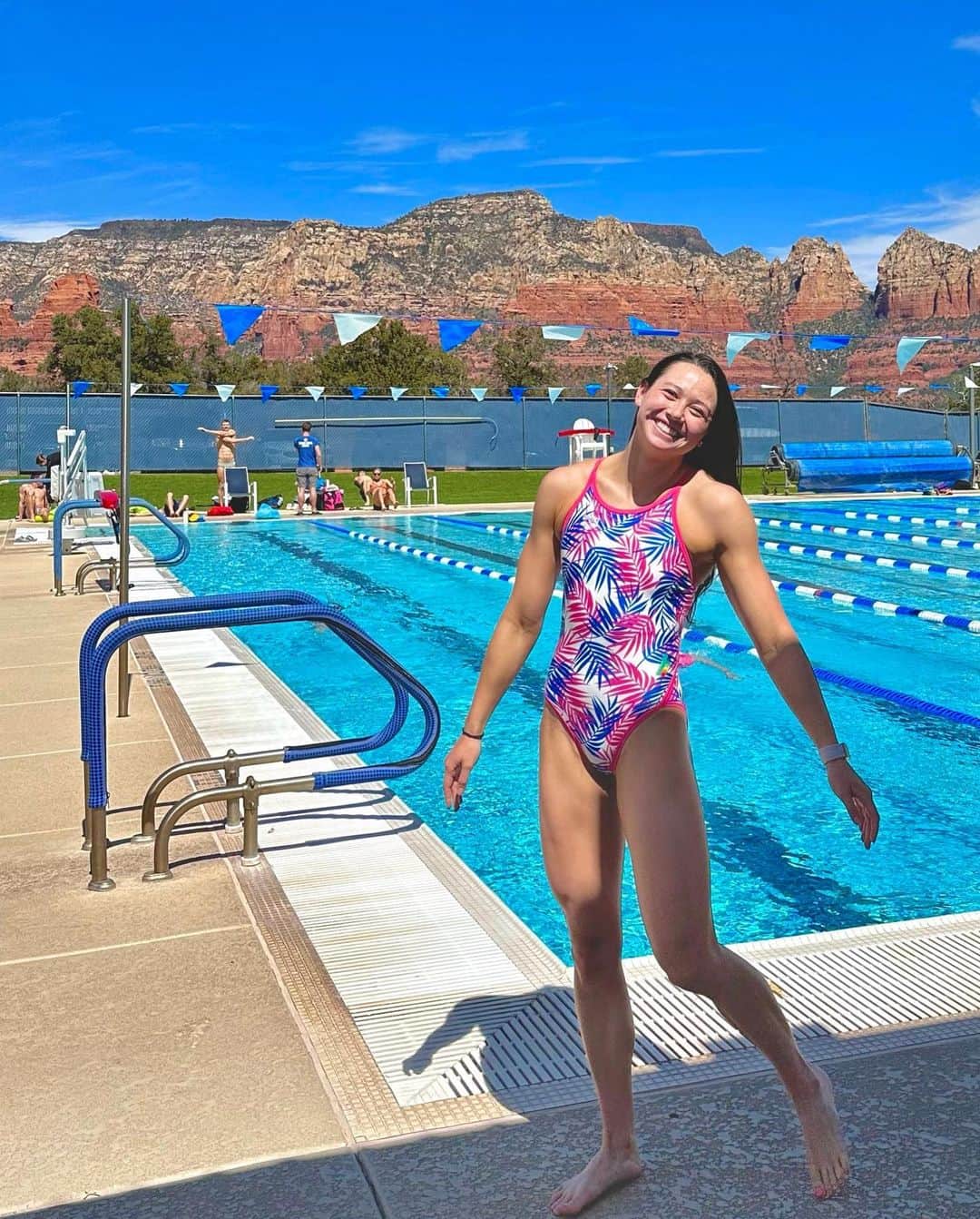 のインスタグラム：「Seeking sunshine everywhere I go ☀️⛰️」