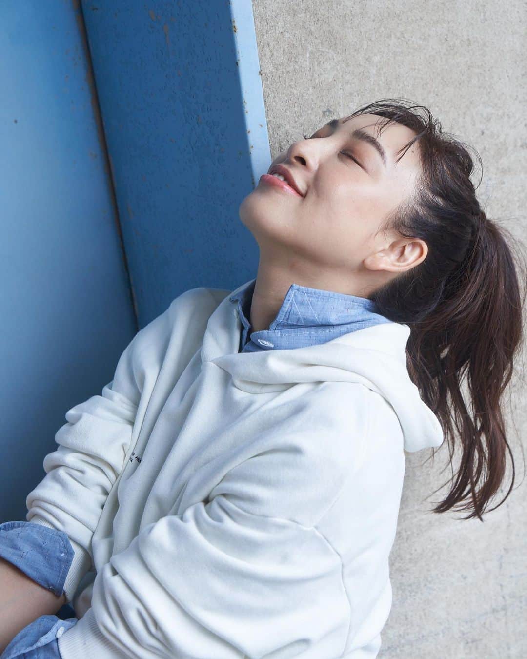 のインスタグラム：「💙🤍🤍  웃는 얼굴은 행복한 봄을 가져온다… 笑顔は幸せな春をもたらす…  행복한 4월 되세요~ 幸せな4月になりますように〜  #4月 #April #사월　  styling/ @masami__tanaka  hair make/ @kanesawamiho  photographer/ @harapekonico」