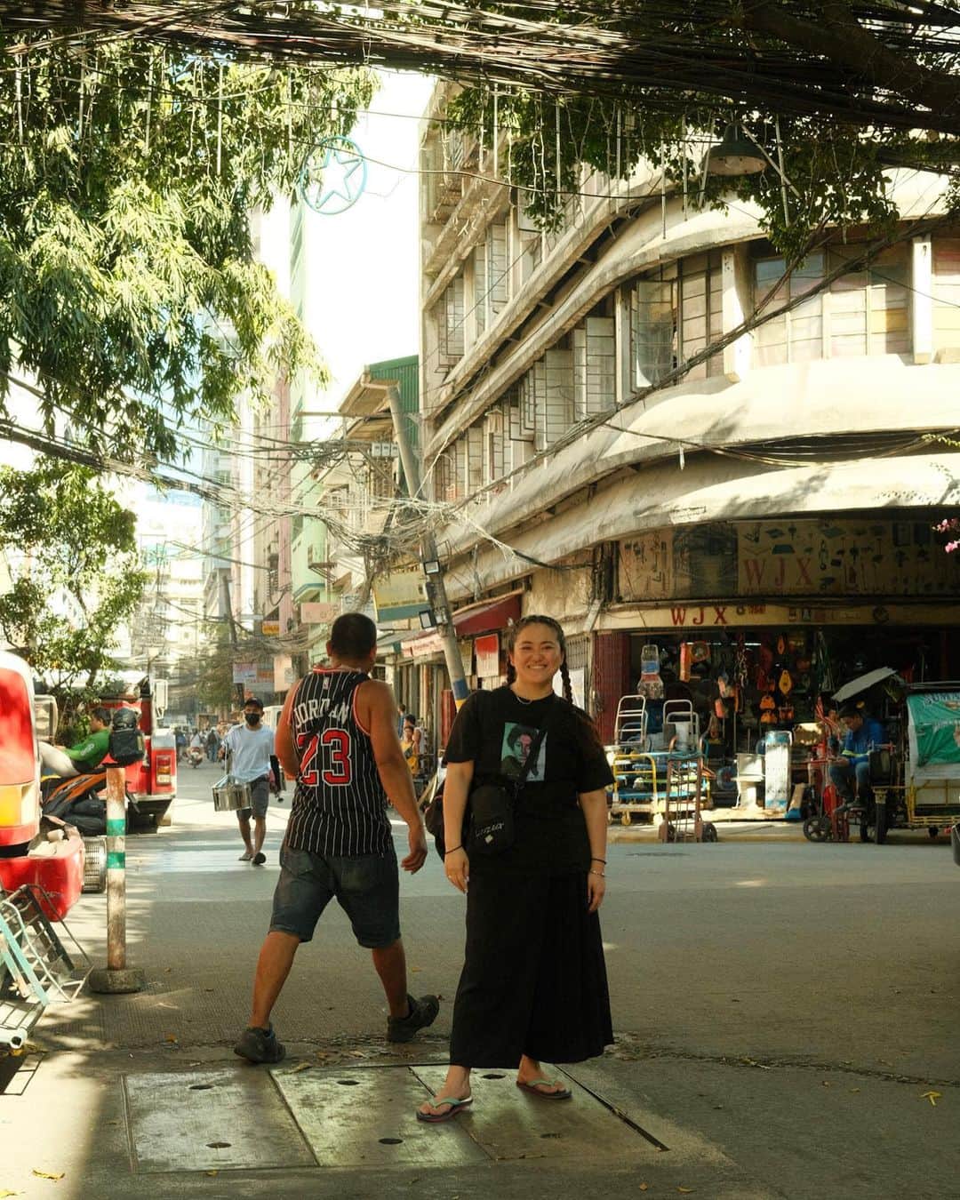 MARUのインスタグラム：「Manila photo dump  Photo by @no.yawning   #triptomanila #stealhusbandfriends #divisoria」