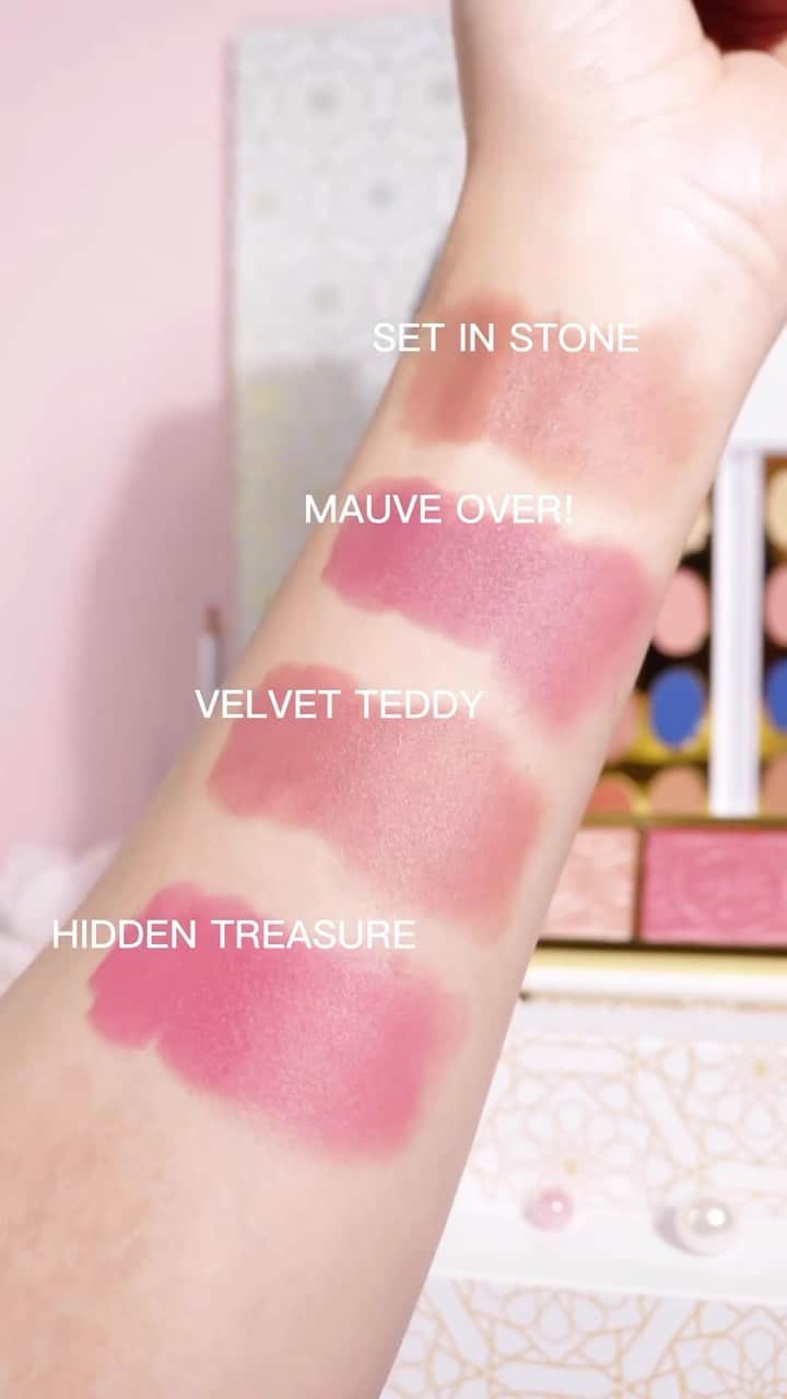 M∙A∙C Cosmetics Japanのインスタグラム：「＼本日全国発売！／ 春のカラーコレクション【M･A･C パール エッセンス】が登場🐚🫧オリエンタルなムード漂うカラーアイテムのスウォッチをチェック！  ✨リップスティック（全4色、うち限定3色） ✨リップ ペンシル（全４色） ✨エクストラ ディメンション トリオ: パールエッセンス（限定1種） ✨アイシャドウ × 12: パールエッセンス（限定1種） ✨M·A·C カラー エクセス ジェル ペンシル（全3色）  Regram from @mac_bryanchang #MACPEARLESCENCE #MACパールエッセンス #MACコスメ #限定コスメ #新作コスメ #春メイク」
