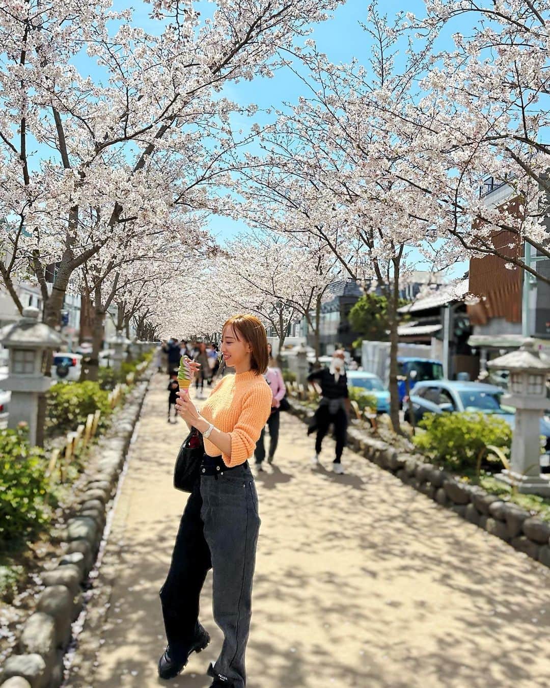 秋倉諒子さんのインスタグラム写真 - (秋倉諒子Instagram)「朝からドライブがてら江ノ島へ🏝 晴れ女パワーで神社へ行ってソフトクリーム食べて、 弾丸だったけど楽しかったぁ☺️🍦⛩ 桜も綺麗だった🥹🌸 #江ノ島」4月1日 13時27分 - ryokoak45
