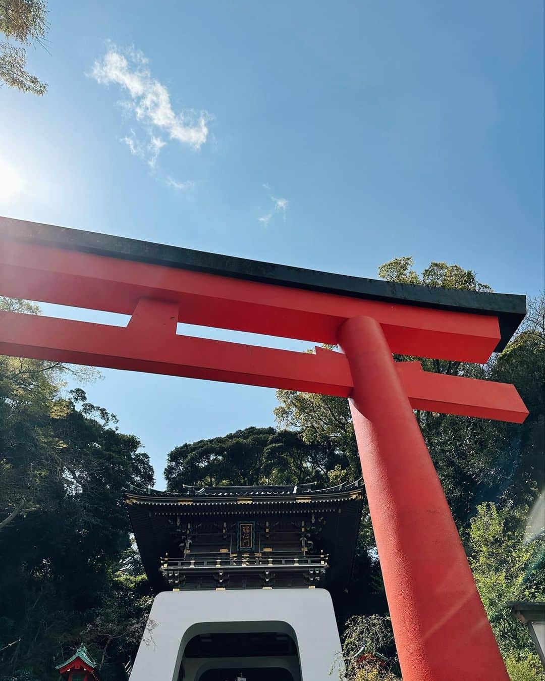 秋倉諒子さんのインスタグラム写真 - (秋倉諒子Instagram)「朝からドライブがてら江ノ島へ🏝 晴れ女パワーで神社へ行ってソフトクリーム食べて、 弾丸だったけど楽しかったぁ☺️🍦⛩ 桜も綺麗だった🥹🌸 #江ノ島」4月1日 13時27分 - ryokoak45