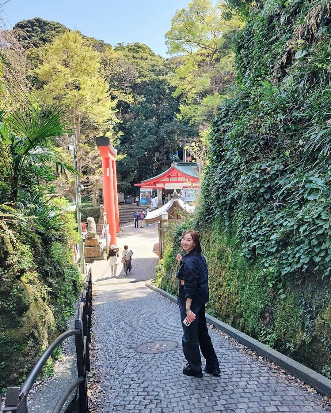 秋倉諒子さんのインスタグラム写真 - (秋倉諒子Instagram)「朝からドライブがてら江ノ島へ🏝 晴れ女パワーで神社へ行ってソフトクリーム食べて、 弾丸だったけど楽しかったぁ☺️🍦⛩ 桜も綺麗だった🥹🌸 #江ノ島」4月1日 13時27分 - ryokoak45