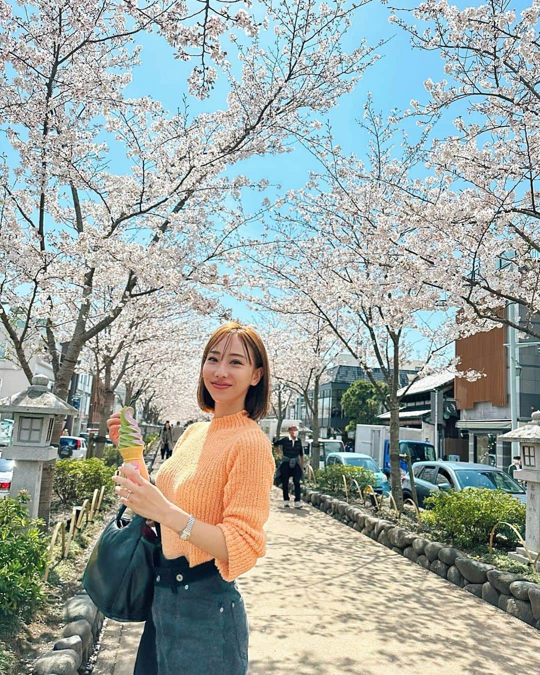 秋倉諒子のインスタグラム：「朝からドライブがてら江ノ島へ🏝 晴れ女パワーで神社へ行ってソフトクリーム食べて、 弾丸だったけど楽しかったぁ☺️🍦⛩ 桜も綺麗だった🥹🌸 #江ノ島」