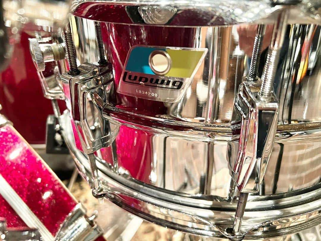 マシータさんのインスタグラム写真 - (マシータInstagram)「先日のレコーディング現場で使ったLate 70’s Ludwig No.402  「アメリカな雰囲気でお願いします」  このリクエストに応えるのはいつもこれ😆  わりと低めな音程にしてミュート具合でクライアントのご要望にアジャストします  超低くして80sっぽくにも出来るし（当時、実際そうだったのかもね）  22才の頃、アメリカに買いに行ったら全然なくて（日本での第一次ヴィンテージドラムブームで、日本人が大量に買い付けていってましたね笑）、  25才の頃（25年前！笑）新宿のイシバシ楽器さんで見つけてめちゃくちゃテンション上がったのを今でも忘れません…（ちなみにドラムフロアご担当は、レジェンド柴さんでした✨）  何年にも渡り素晴らしい音を出してくれる最高のスネアドラムです💞  #音楽 #ミュージシャン #ドラム #ドラマー」4月1日 13時29分 - maseeetadrums