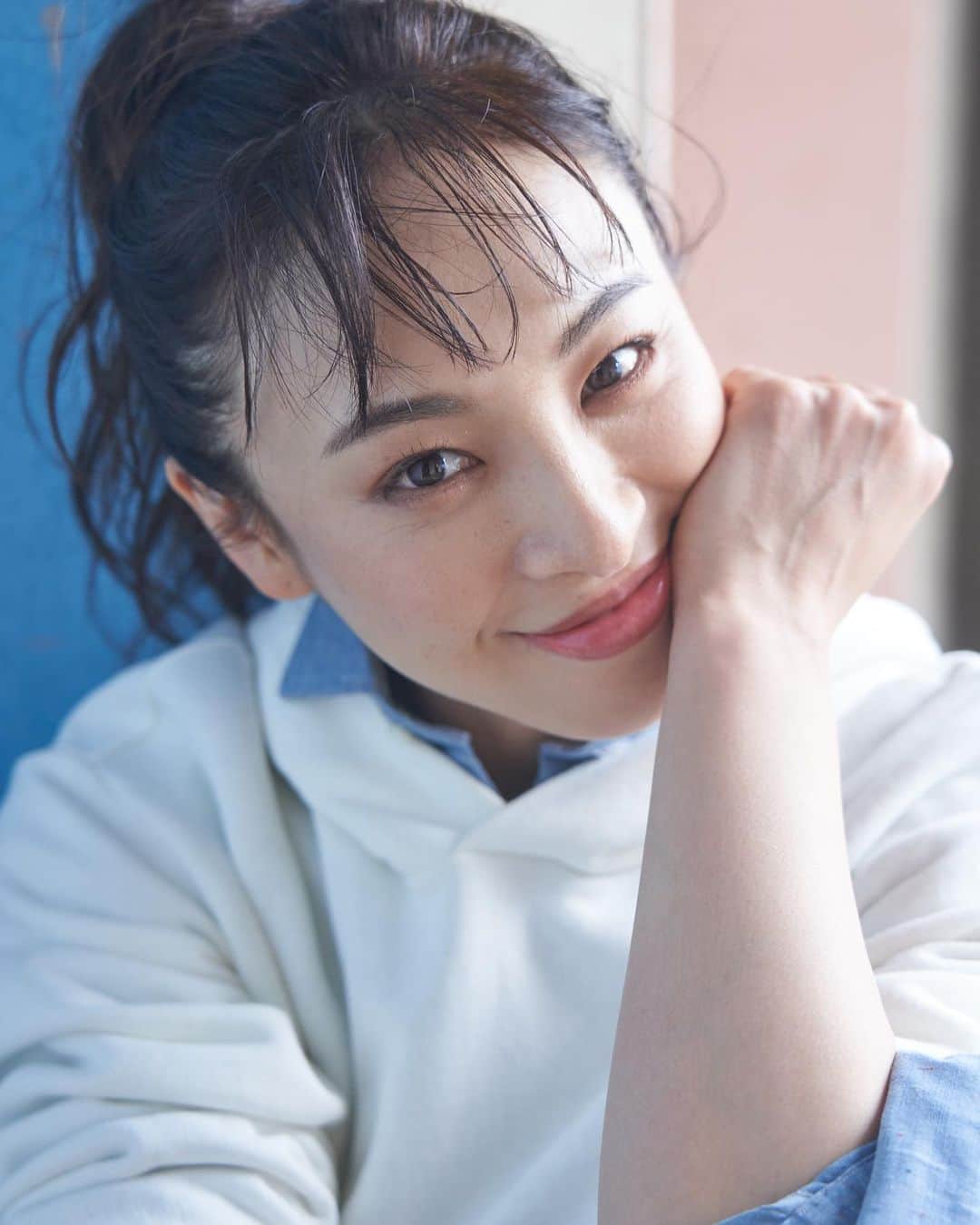 のインスタグラム：「🤍💙🤍 4月 “ 出会いと別れの季節 ” 古くて凝り固まった自分とお別れしたら 新鮮で柔らかい自分に出逢える気がする！！  温かい春の日差しのもと どこまでも新しい私を発見できる 最高のチャンス☺︎  笑顔が素敵な春を運んできてくれますように。  #4月 #April #사월　  styling/ @masami__tanaka  hair make/ @kanesawamiho  photographer/ @harapekonico」