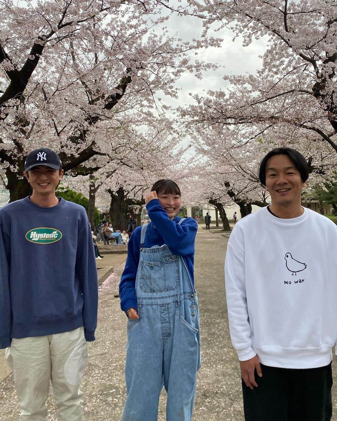 山口葵のインスタグラム：「. 4月の始まり！ 雨続きだったのに、示し合わせたみたいにスカッと晴れて 良いスタート感がありますね（＾ω＾）  なにかしらの別れがあったり、 なにかしらの始まりがあったり！  心機一転やっていきましょう👊 　　 　　 写真はみんなで花見に行ったとき、 横にいたお兄さんお姉さん達が撮ってくれました🌸 桜まで降らせてくれました🌸」