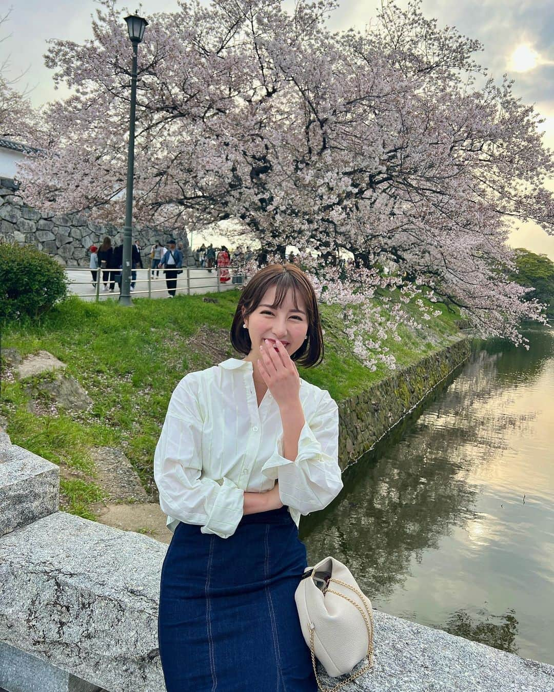 太田江莉奈さんのインスタグラム写真 - (太田江莉奈Instagram)「.  今日から4月🌸  心機一転バッサリ✂︎  . .  #福岡#福岡桜#福岡お花見 #舞鶴公園#舞鶴公園さくらまつり  #イメチェン#バッサリカット#桜 #ショートボブ#切りっぱなしボブ  #春カラー#春服#ブラウスコーデ #マーメイドスカート#お花見コーデ」4月1日 13時42分 - erina_o_