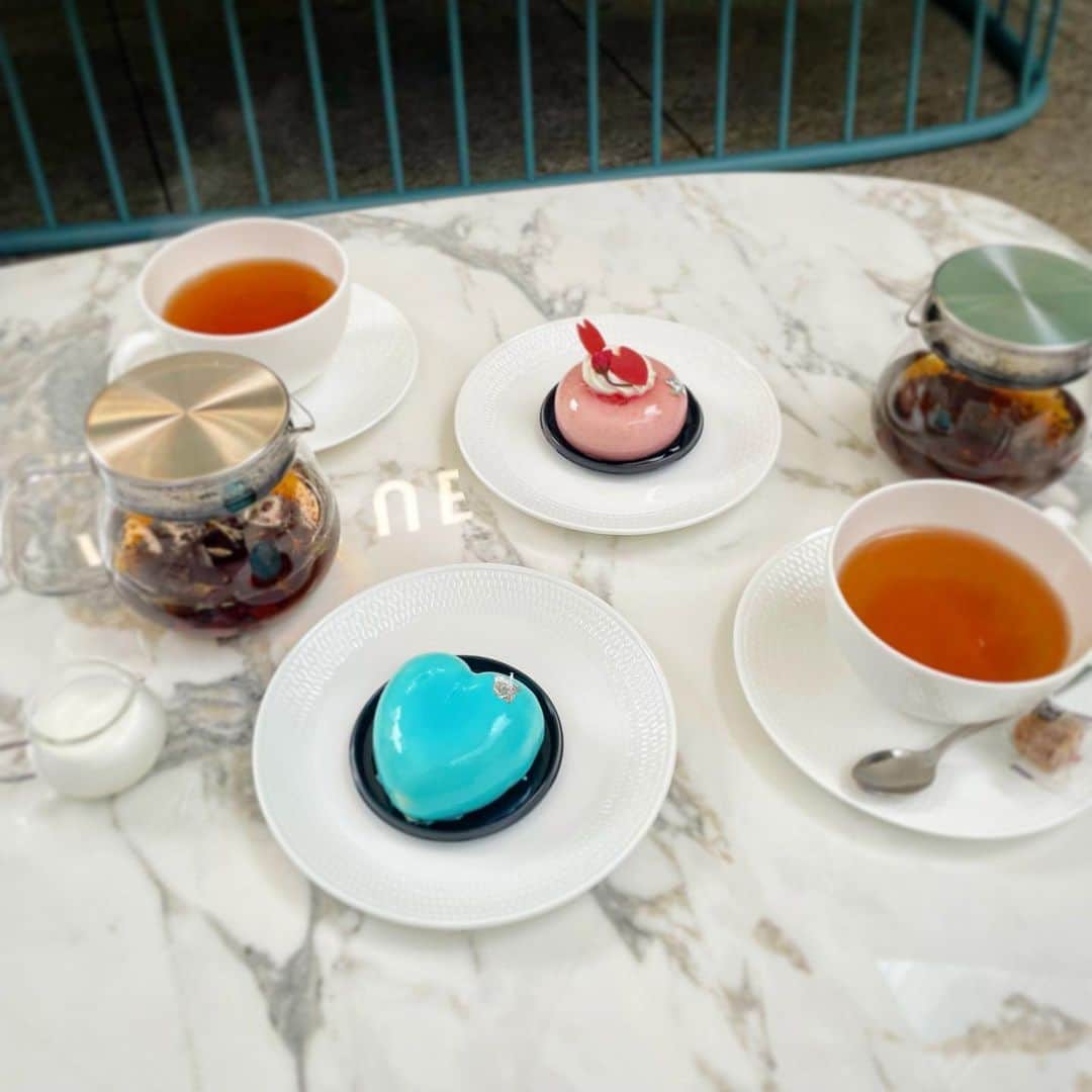 K͎A͎R͎E͎N͎のインスタグラム：「💙  #theblue #cafe #thebluehibiya」