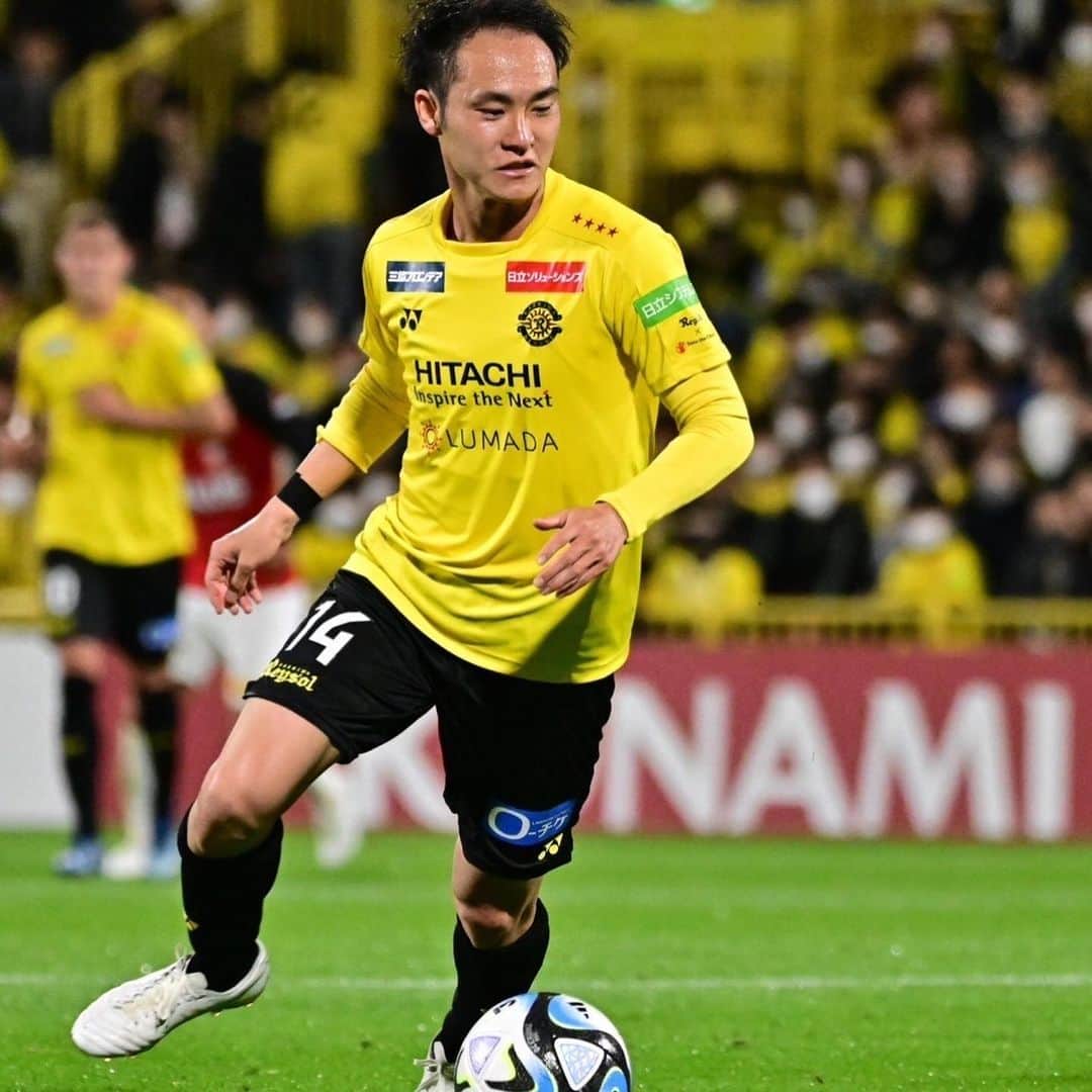 小屋松知哉のインスタグラム：「vs浦和0-3 lose どんな状況であっても応援してくれるファン、サポーターのみなさんには本当に感謝しています。 試合後のブーイングや言葉は当たり前のこと。 全然勝てない現状に悔しさと申し訳なさしかありません。  プロとして、ピッチに立つ選手としての力不足なのは痛感してます。 言い訳するつもりもありません。  ただ、現状を変えることができるのもピッチにたつ選手しかでないことです。 辛い時期だからこそ、前を向いてチームの勝利のために自分ができることを全力でやります。  #柏レイソル #14」