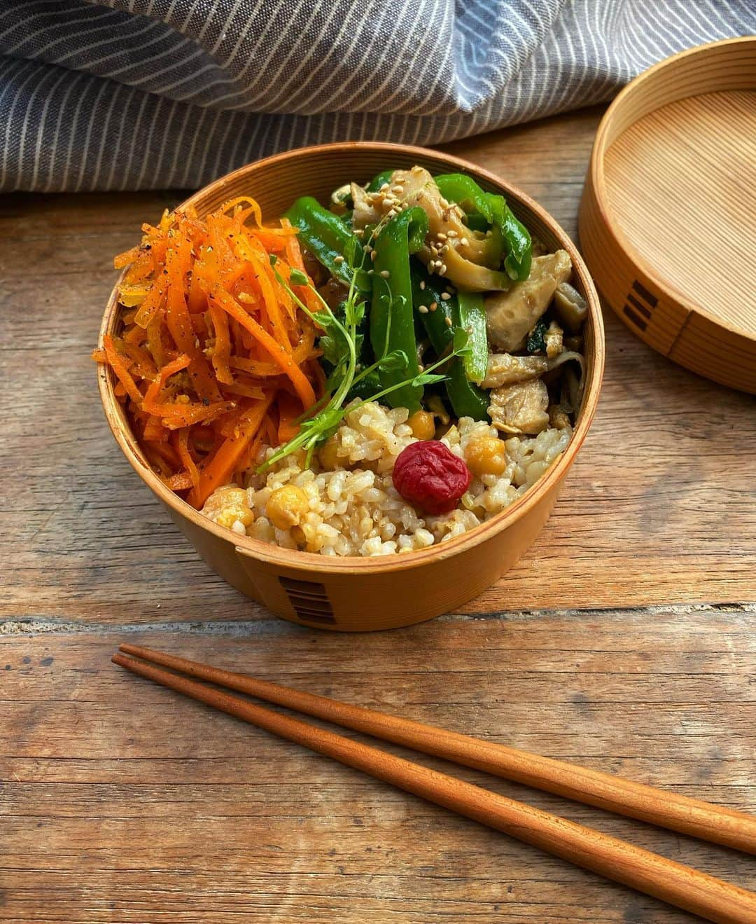 aomojiのインスタグラム：「今日の弁当  人参とツナの甘辛味噌炒め 舞茸小松菜ピーマン炒り 玄米ひよこ豆入りご飯梅干し  #お弁当#曲げわっぱ弁当 #わっぱ弁当 #常備菜弁当#べんとう #素朴弁当#地味弁当 #暮らし#obento #foodstagram #homemade #handmade #cooking #japanesefood #life #yummy #foodporn #aomojibento #玄米菜食」