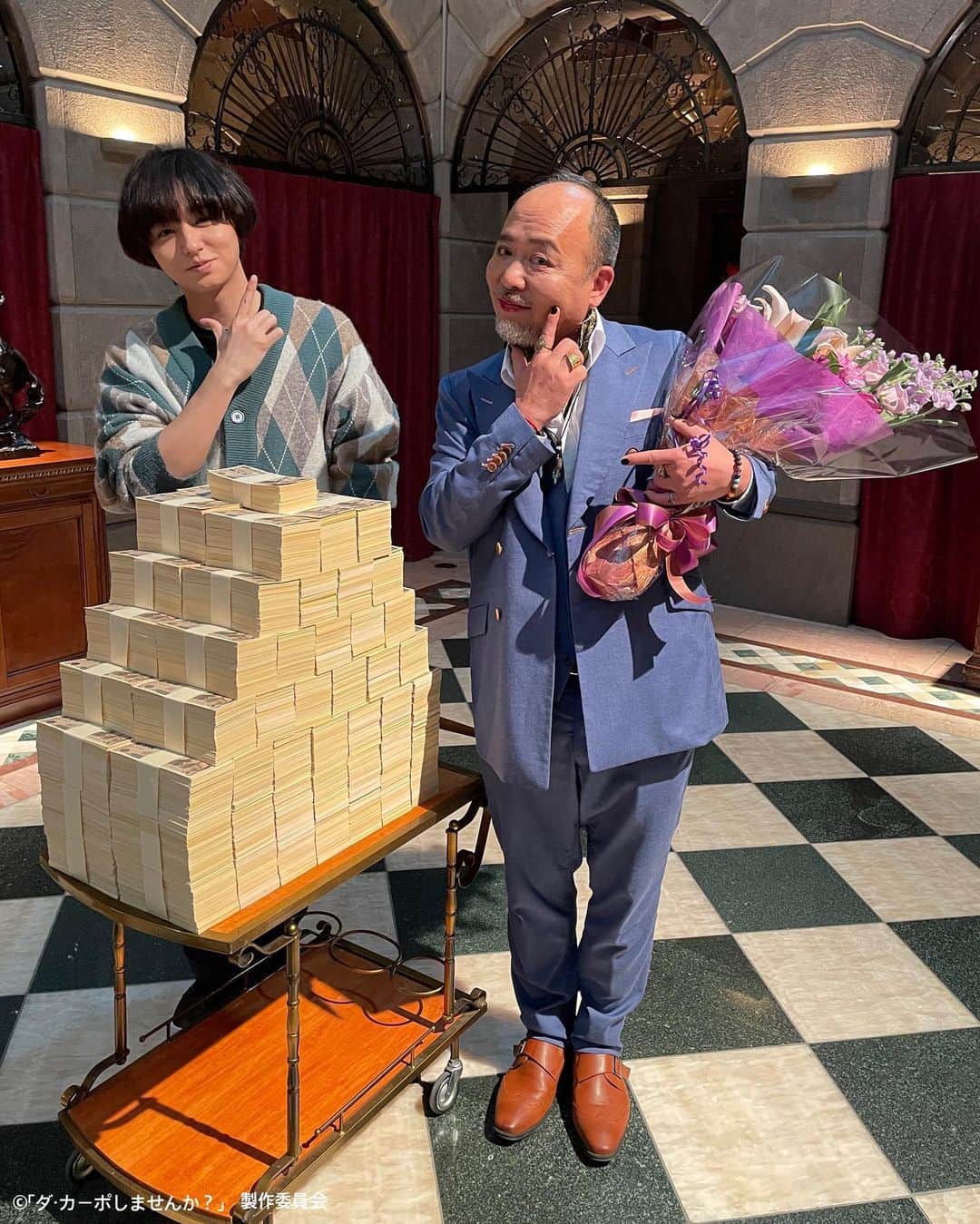 ダ・カーポしませんか？さんのインスタグラム写真 - (ダ・カーポしませんか？Instagram)「／ #ダカーポしませんか？ 全話配信中 https://www.paravi.jp/title/105751 ＼  ㊗️クランクアップ💐  大田原善弥役 #マキタスポーツ さん  水中で脱落😵 …かと思われたが実はミスターXだった😳  会長としての登場後はクセ強キャラで驚かせてくれました💉  いつもキャスト,スタッフを笑わせてくれたマキタさん😆  #伊野尾慧 さんと📸」4月1日 13時50分 - tx_dacapo
