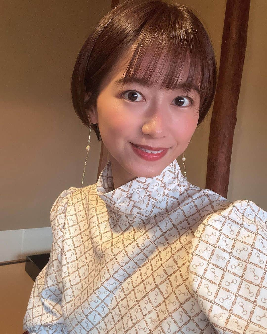 吉川亜樹さんのインスタグラム写真 - (吉川亜樹Instagram)「今日から新年度🌸スタート  春爛漫🌸　 各地で盛りとばかりに咲き誇ってますね✨  本格的に【芸能】と酒販などの【日本酒関連】の 二足の草鞋を履いて 仕事をさせてもらって1年  今年度から2年目になります⭐️  お陰様で周りに恵まれ 多くの方々に支えていただき 少しずつ目標をクリアして 前進してます🙇‍♀️  本当にありがとうございます❣️  今年度も【ワクワク】しながら 応援していただいている方々に 喜んでもらえるように ますます精進していきます🙇‍♀️  新たな事も考えているので また形になったら ご報告します🌸  いつもありがとう❣️ 感謝を込めて✨  P.S 新年度に向けて 気持ちを新たにマッシュヘアにしました🤣 きのこみたい🍄と言われますが 私は気に入ってます笑  #新年度 #ご挨拶 #感謝 #吉川亜樹」4月1日 13時51分 - yoshikawa_aki