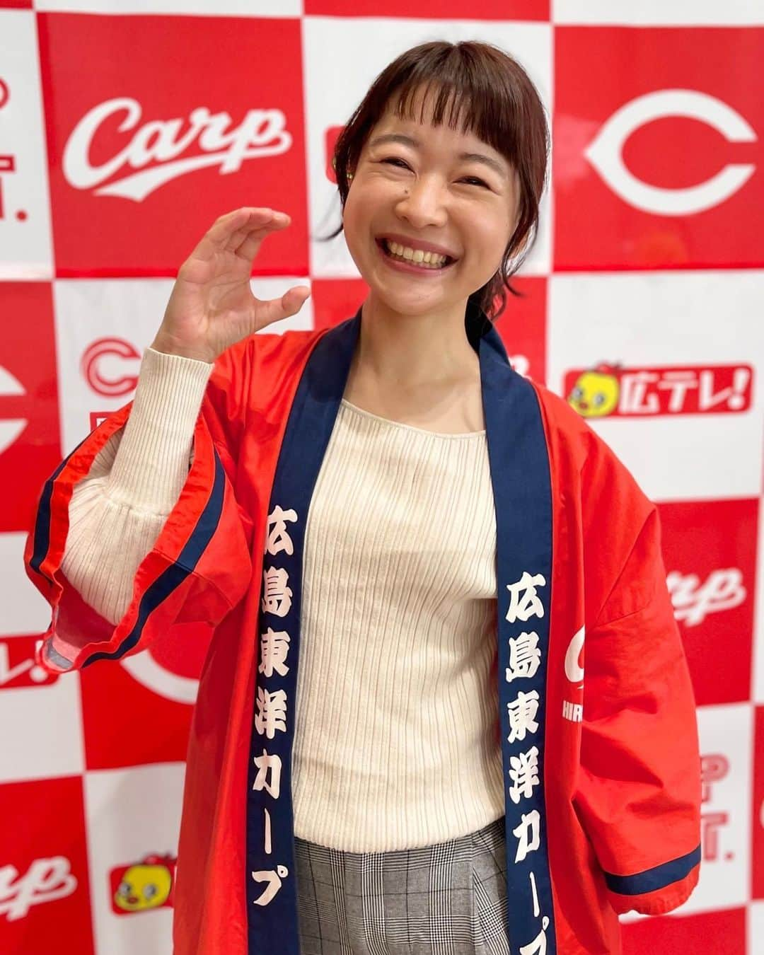 有田優理香のインスタグラム：「⚾️  プロ野球開幕🏟 伝え手としてはもちろん1人のカープファンとして、 日々の結果に一喜一憂できる日常が 今年も帰ってくると思うとワクワクします🎏  あ、推しは変わらず同学年の堂林選手です☺️ そのかっこよさに未だに会う度に緊張してしまいます…笑 この写真も端っこでモジモジしてる私を見かねた西名さんが声をかけて撮ってくださいました🤣  そんな広島にきて10年目の春🌸 新年度もよろしくお願いします！  #広島カープ #カープ #carp #堂林翔太 選手　#高校時代からの推し #プロ野球開幕 #球春到来　#新年度　#入社10年目」