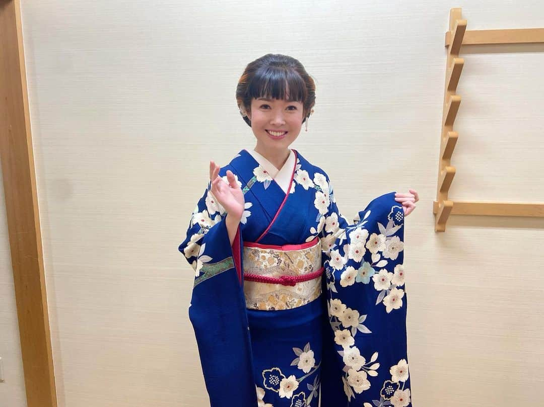 田川寿美のインスタグラム：「今朝　窓を開けると紋白蝶がヒラヒラと横切りました。 街を歩くと散ったサクラの花びらが ハラハラと風に舞っていました。  太陽の日差しを感じ ぬくもりに包まれながら ただ前に前に歩を進め 軽やかに穏やかに生きてゆきたい、、、  ふとそんなことを思い、 気づけば 歌手生活も32年目に入りました。  人生の深さを実感できる経験を させていただけてきたこと、、 そこには必ず愛に溢れた応援を してくださる皆様がいたからこその、 今日です。  豊かな気持ちにさせていただいて いつも、いつも そこに居てくださり 感謝の気持ちでいっぱいです！  これからも ずっと変わらず 心に寄り添えるような歌、音楽を 伝えてゆけるように 精進し、夢を持ちながら がんばります。  #田川寿美#デビュー日#春#桜#紋白蝶#温もり#32年目#愛#感謝#精進#夢 #演歌#歌謡曲#着物 #Japanese#enka」