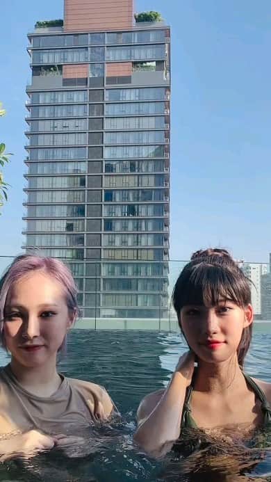 EVERGLOWのインスタグラム：「따뜻한 태국 햇살 아래에서 션먀🌤 #EVERGLOW #에버글로우 #시현 #SIHYEON #미아 #MIA」