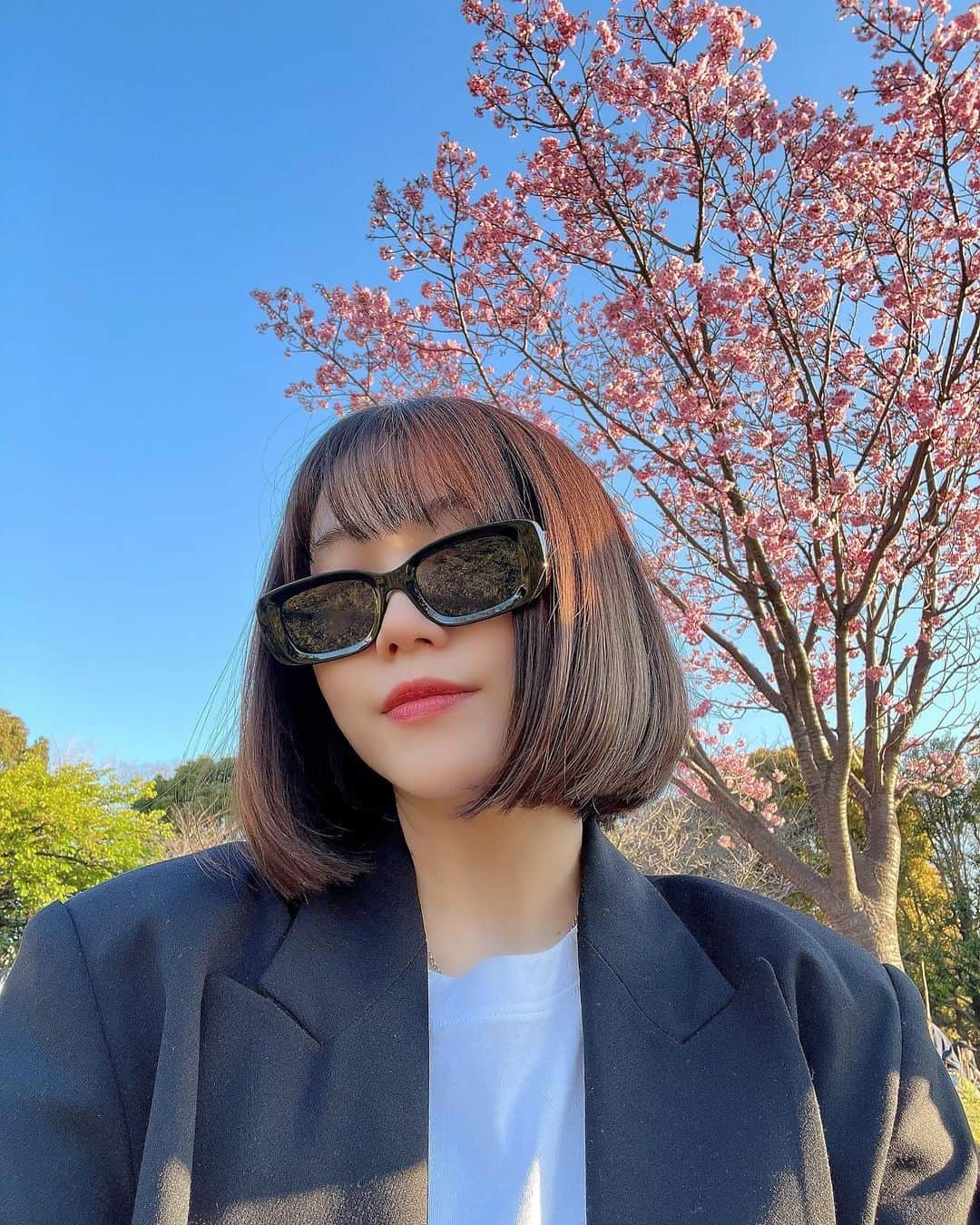 菜々香のインスタグラム：「4月ー！🌸🌸🌸 お花見で人が賑わっている。 楽しそうな声がいっぱい聞こえる。 新しいエネルギーぎゅわんぎゅわんしている。  #🌸#selfie#outfitoftheday #mood #ボブ #菜々香#nanaka#singer#actor」