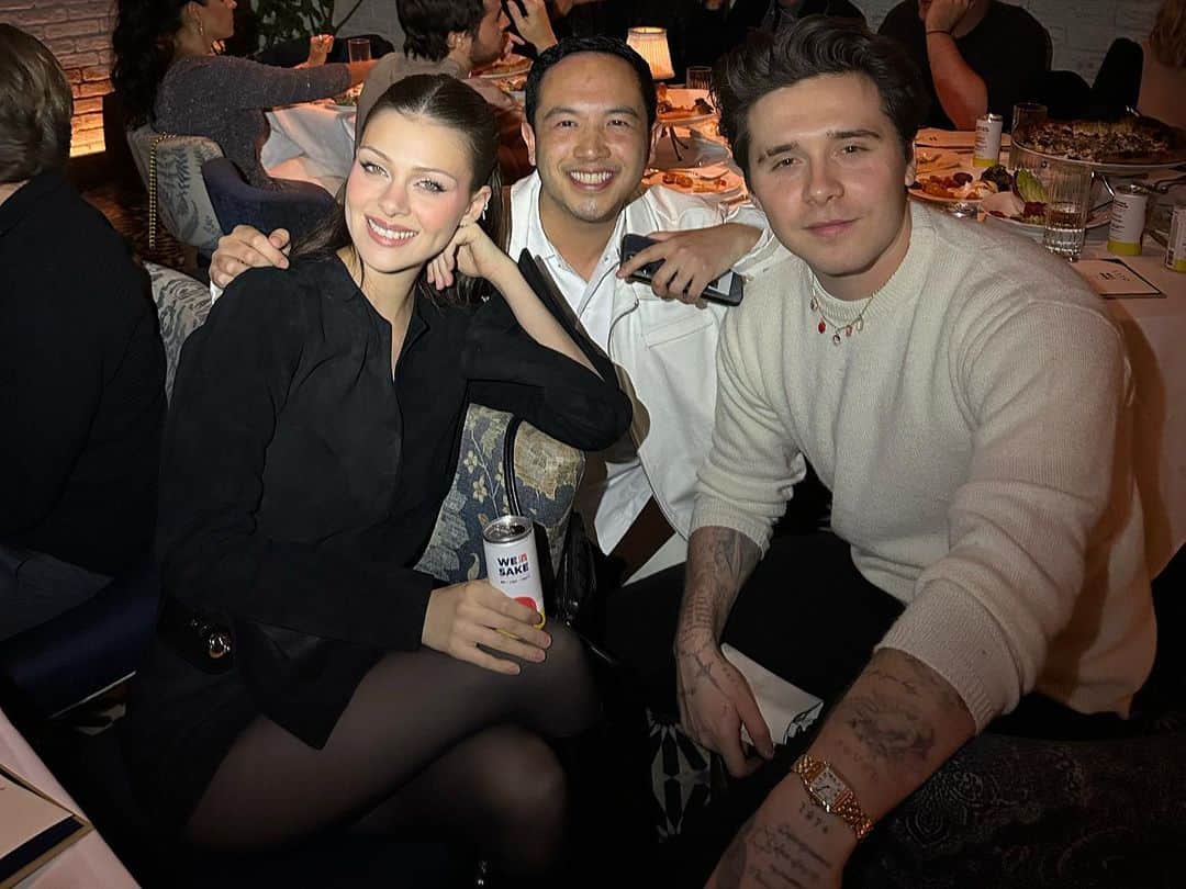 ニコラ・ペルツのインスタグラム：「So proud of you @brooklynpeltzbeckham 🍶🤍 last night was so fun I love celebrating you! @drinkwesake」