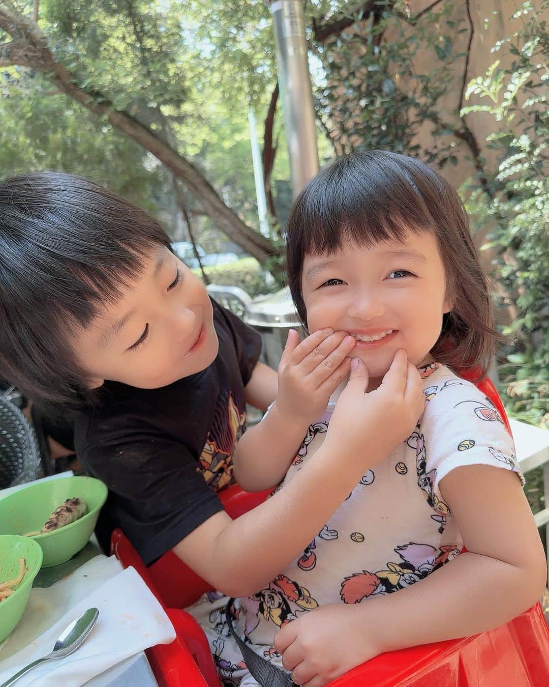 川崎希さんのインスタグラム写真 - (川崎希Instagram)「Cafe lunch🌱  sisterに食べさせてるカゲトラと カゲトラに食べさせてるsister🥐🧀🍕  あったかくてピクニック気分💓💓💓  #cafe #5才と2才」4月1日 14時10分 - kawasakinozomi