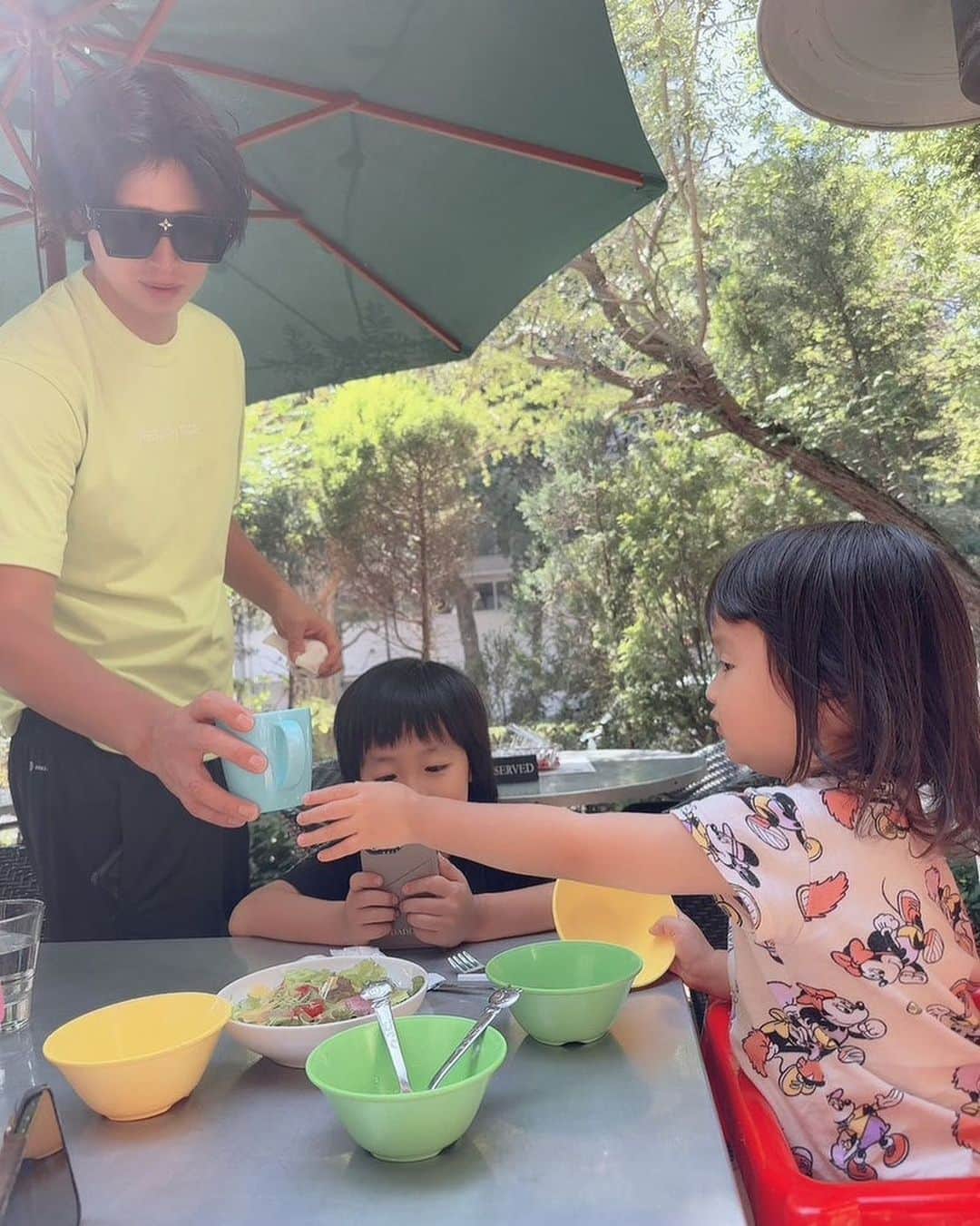 川崎希さんのインスタグラム写真 - (川崎希Instagram)「Cafe lunch🌱  sisterに食べさせてるカゲトラと カゲトラに食べさせてるsister🥐🧀🍕  あったかくてピクニック気分💓💓💓  #cafe #5才と2才」4月1日 14時10分 - kawasakinozomi