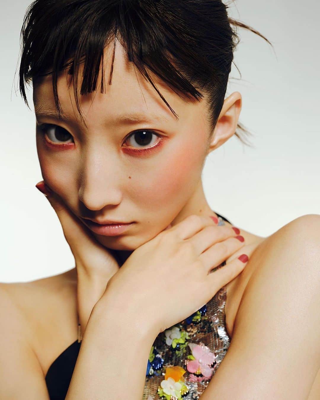 飯島望未のインスタグラム：「@voguejapan 5月号 本日発売  @chanel.beauty  モダンで洗練された新しい赤 CHANELが創り出す赤は 唯一無二で特別。  Photos: Kodai Ikemitsu @kodaiphoto  Koji Yano  @_koji_yano_  Text: Midori Kurihara @midori_kurihara  Makeup: Kie Kiyohara @kie_0  Hair: Asashi @asahihair  Styling: Tomoko Kojima @tomokojima__  Manicure: Naoko Takano @takano_naoko」