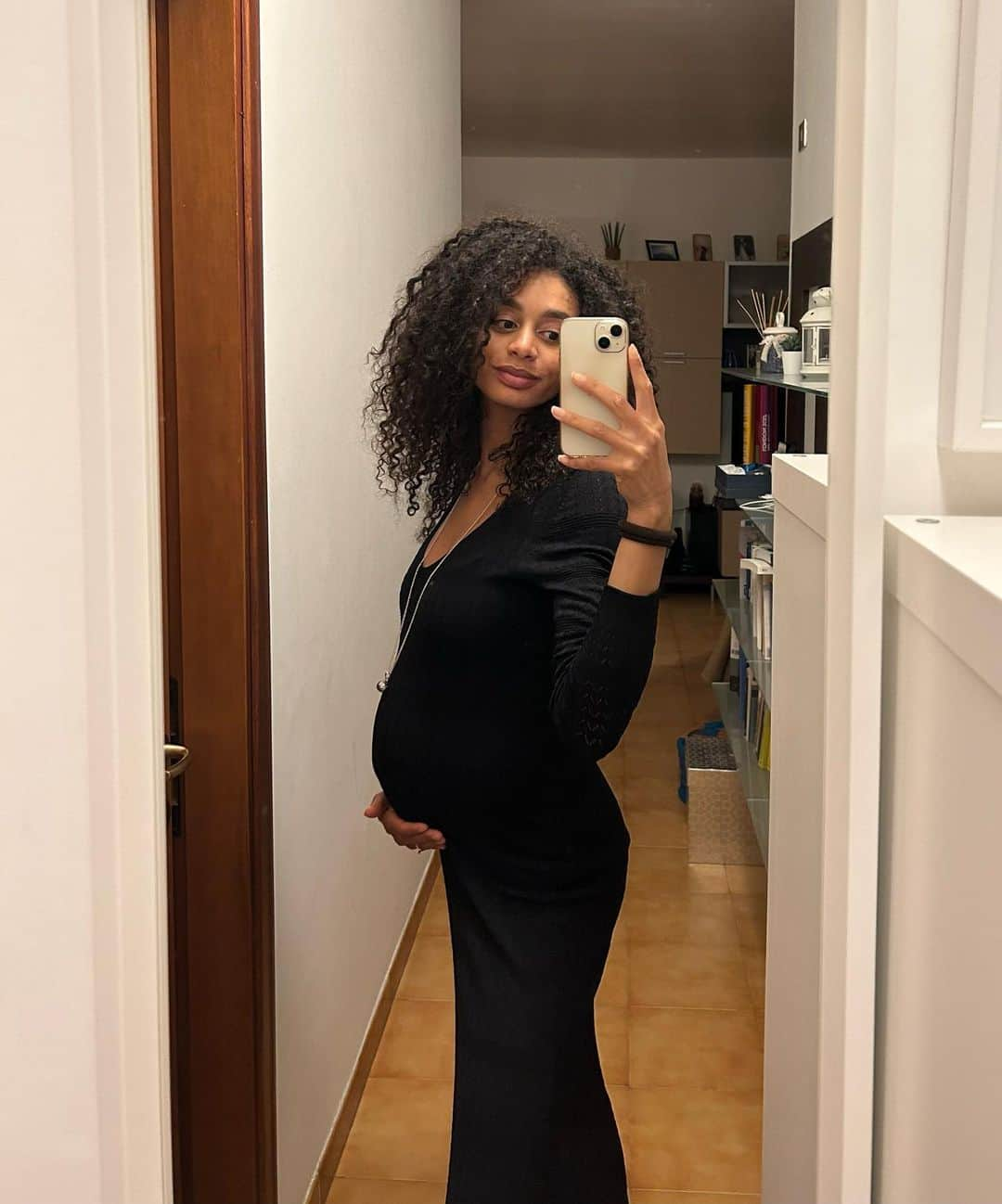 マリア・ベネディクタ・チグボルのインスタグラム：「#photodump Marzo 👋🏽  Oggi #26weekspregnant 🌸」