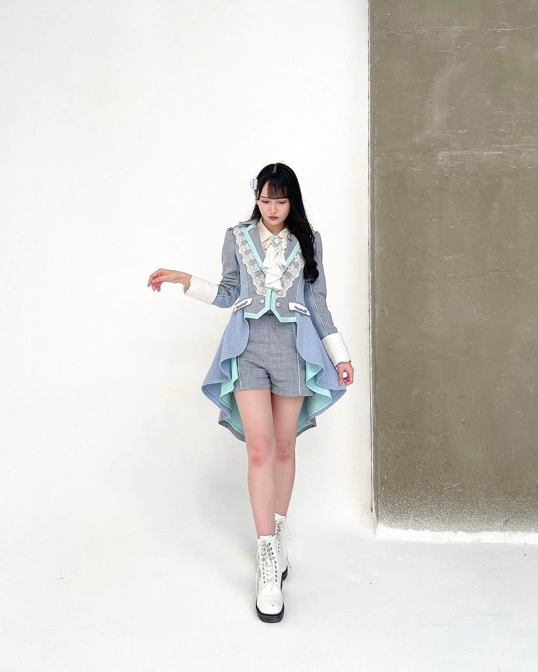鈴木瞳美のインスタグラム：「❤︎  新衣装𓂃໒꒱·ﾟ   今回も #オサレカンパニー さん🤍 いつもありがとうございます…！！  スタイリッシュさとアイドルらしさが詰まった ノイミー初のパンツスタイル衣装です💭  MVではおでこも出しちゃいました👶🏻 髪型は巻き下ろしだよ〜！！  前髪ありもすき…？❤︎」
