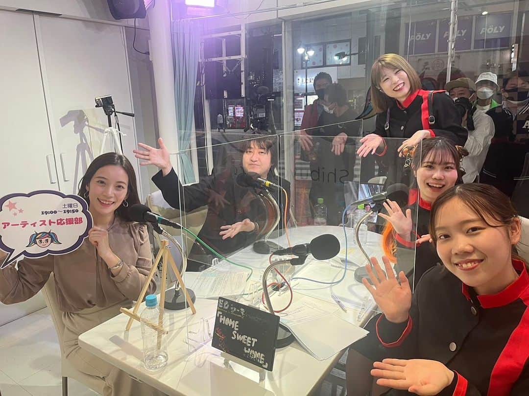 フォンチーのインスタグラム：「渋谷クロスFM 『アーティスト応援部』 ⁡ 今日から復帰させて頂きました。 ⁡ またマネージャーとしてレギュラー出演させて頂きます。 ⁡ 毎週土曜日、19:00〜19:50生放送で観覧も出来ますので、是非、ご覧下さい👀」